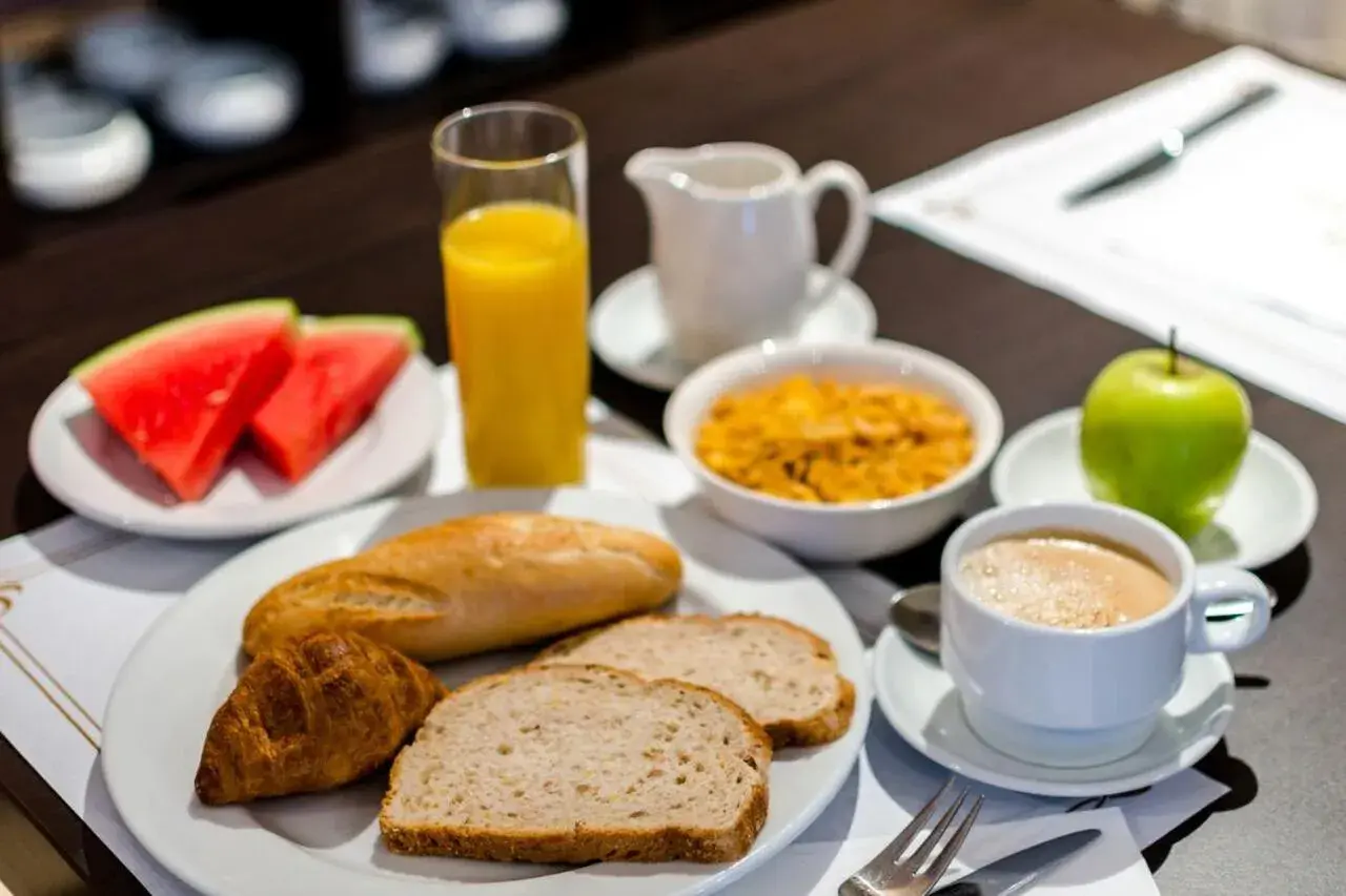Breakfast in Alcalá Plaza Breakfast in Alcalá Plaza