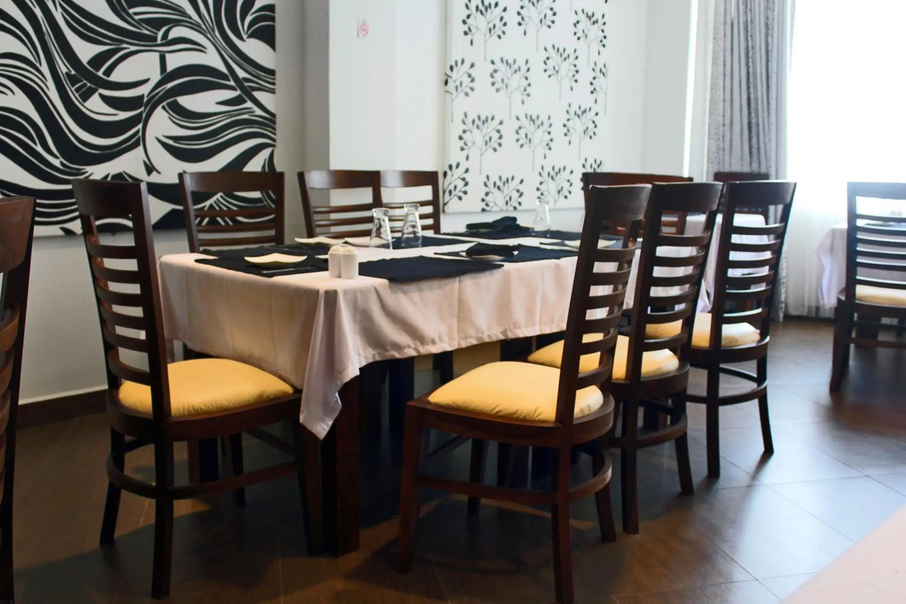 Restaurant/places to eat in Port View City Hotel Restaurant/places to eat in Port View City Hotel