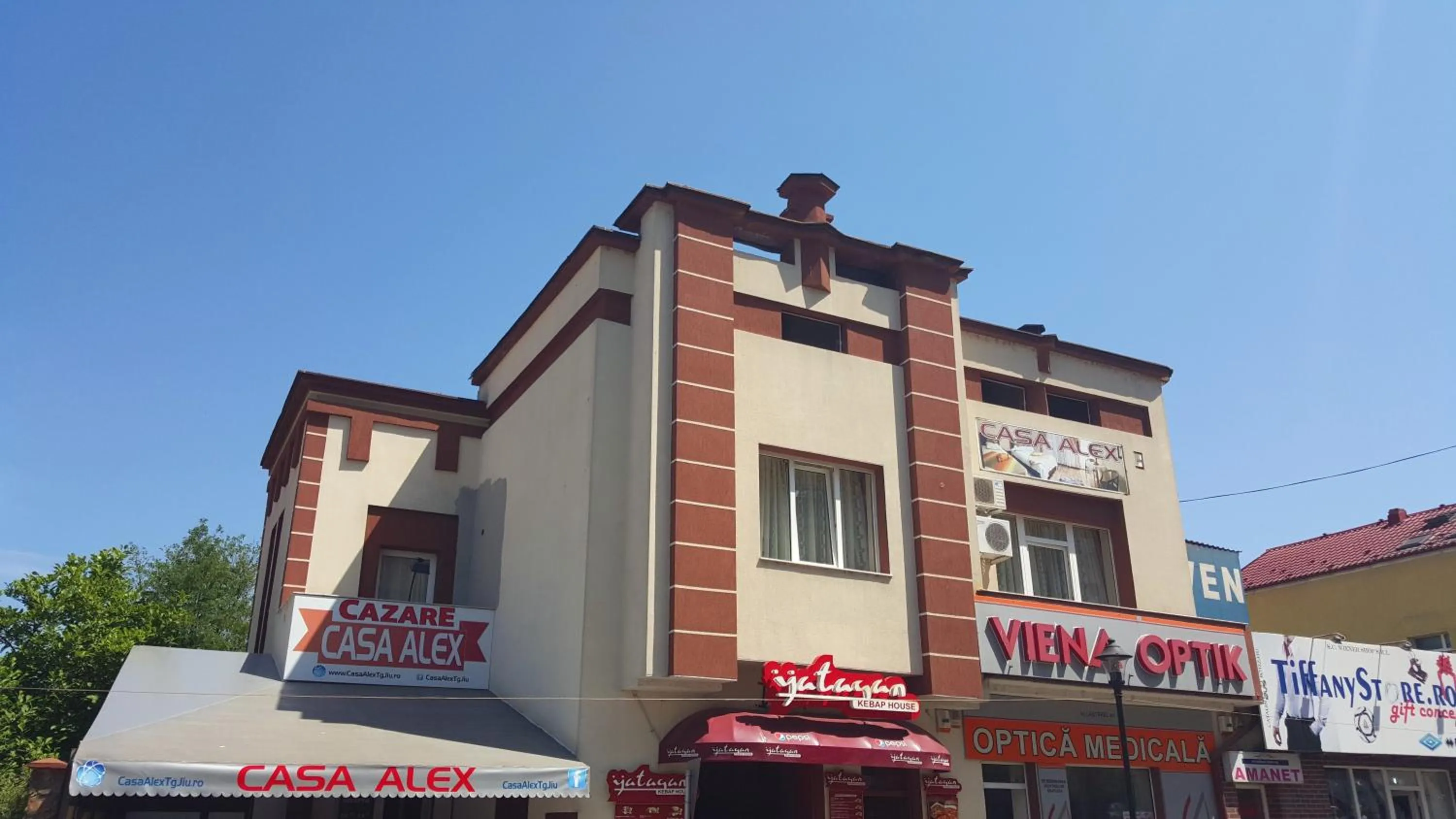 Facade/entrance in Casa Alex