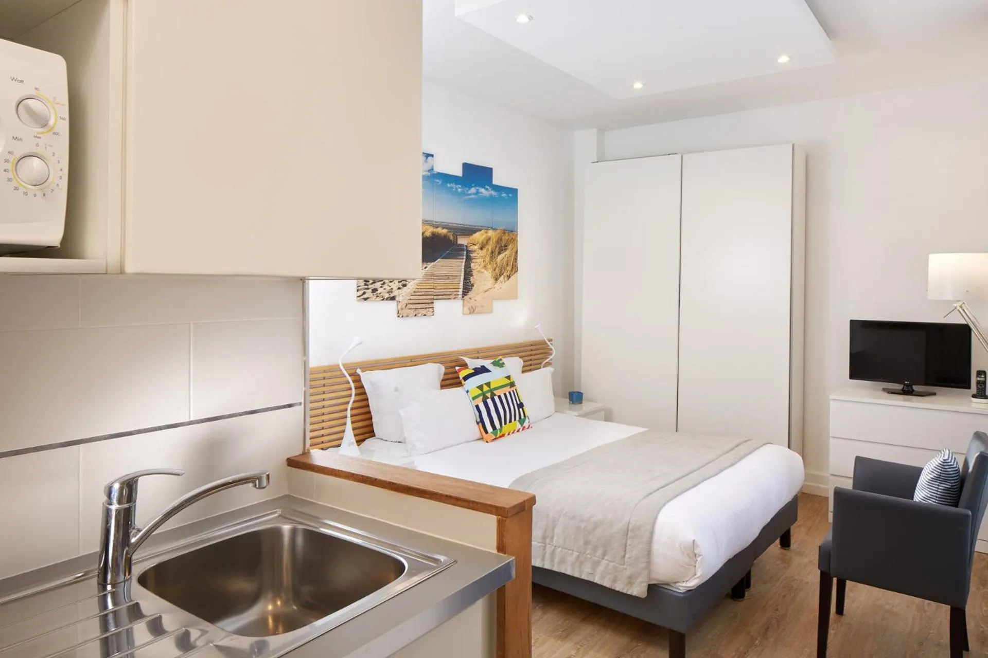 Kitchen or kitchenette, Bed in Hotel Résidence Paris Asnières