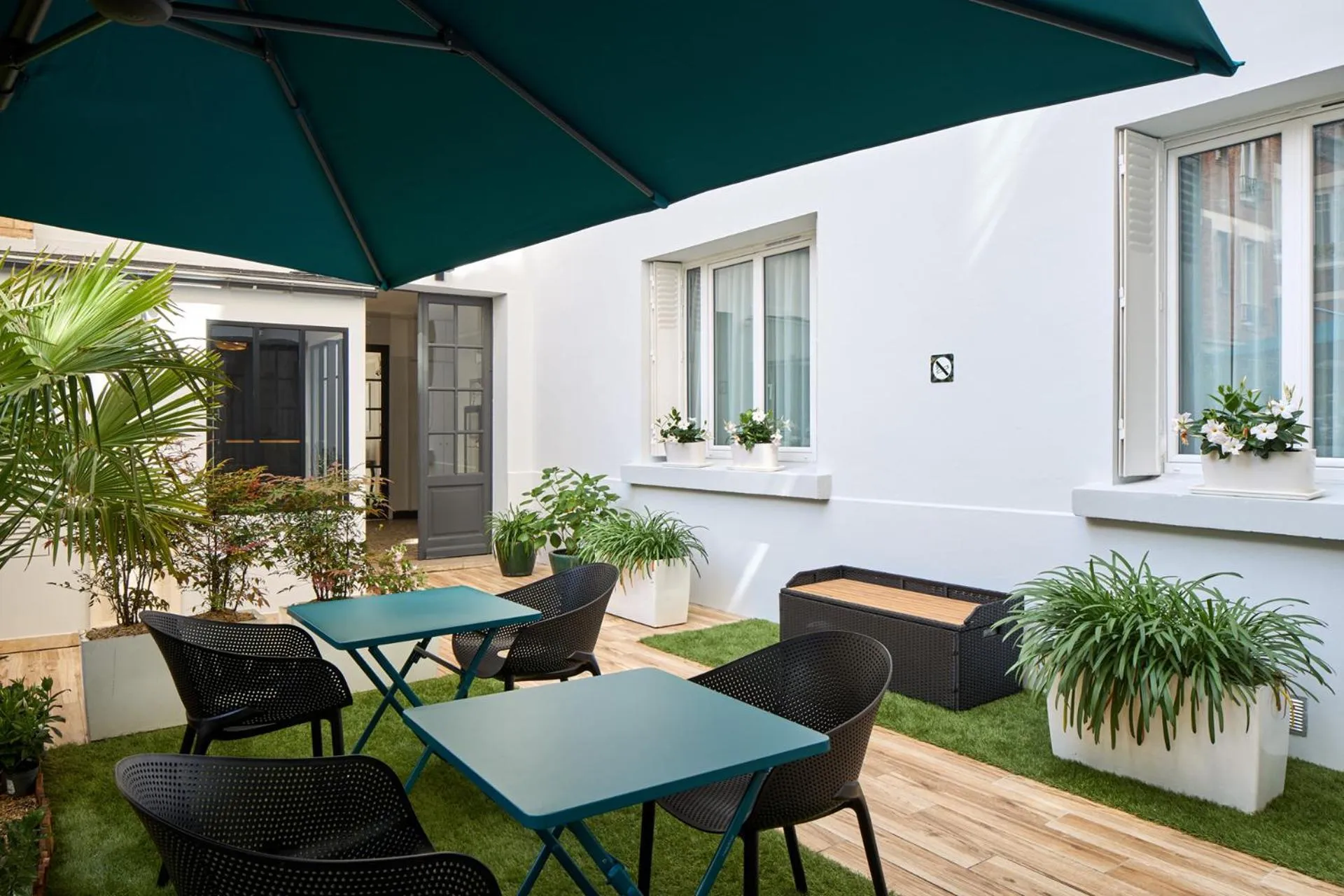 Patio in Hotel Résidence Paris Asnières