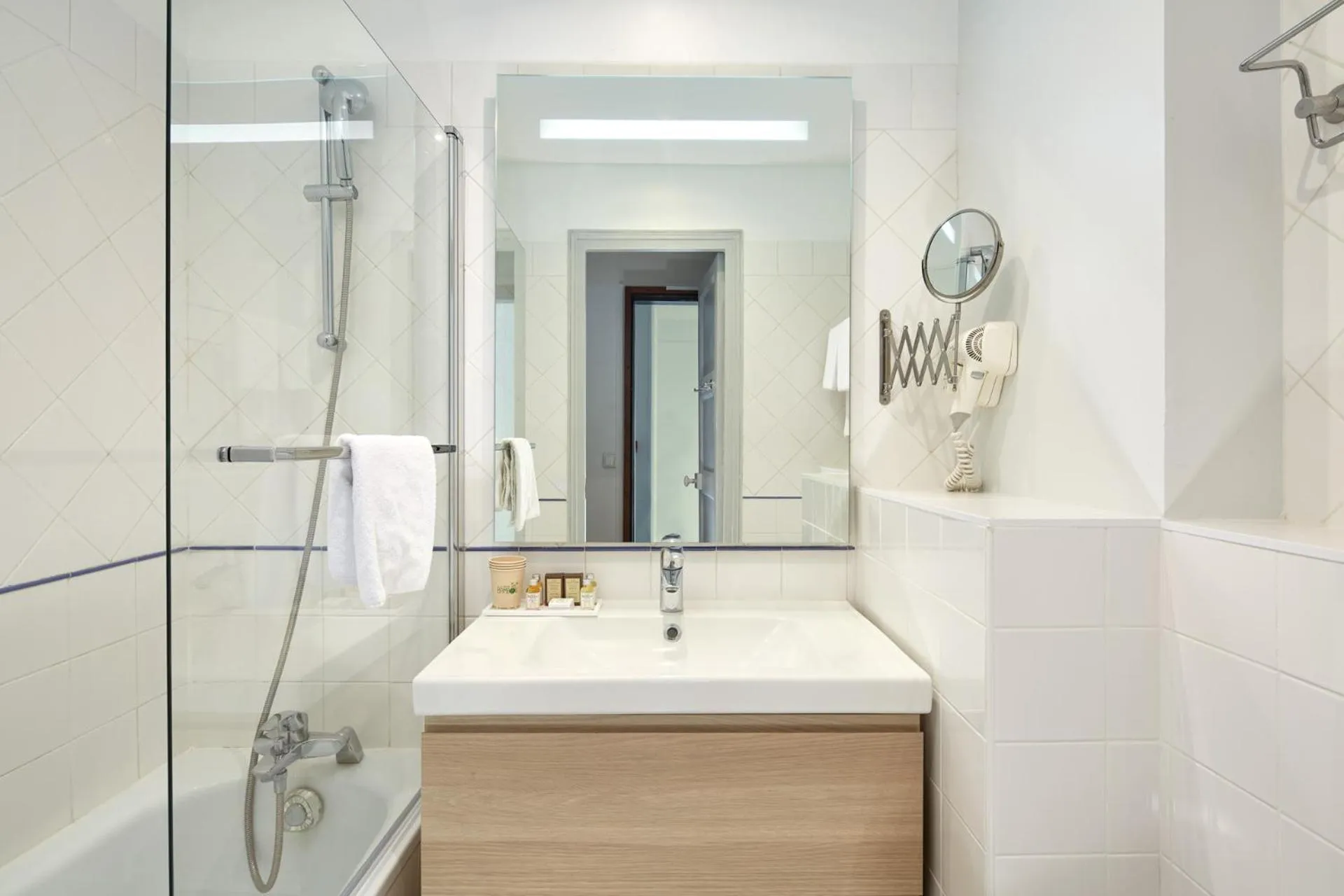 Bathroom in Hotel Résidence Paris Asnières