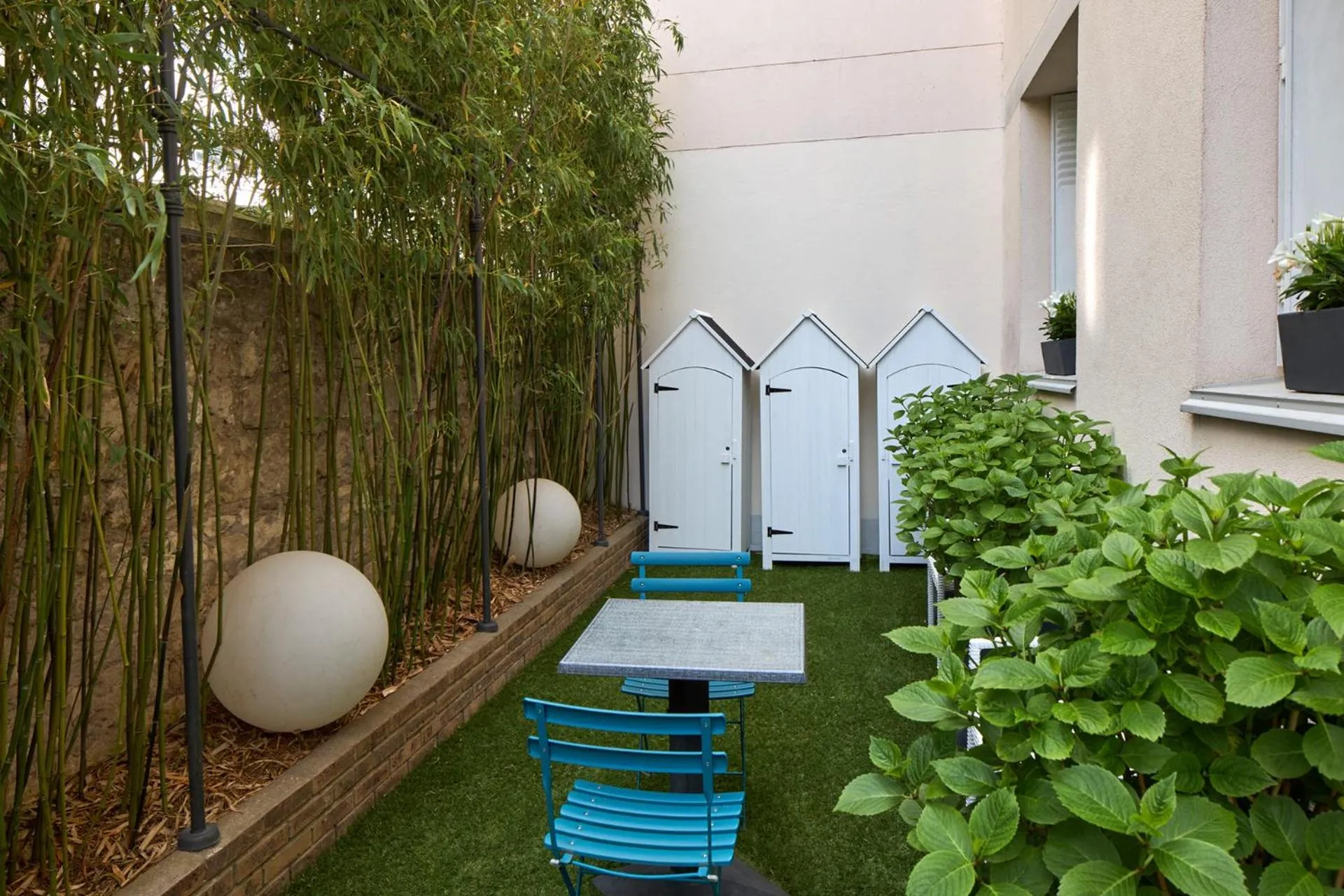 Patio in Hotel Résidence Paris Asnières