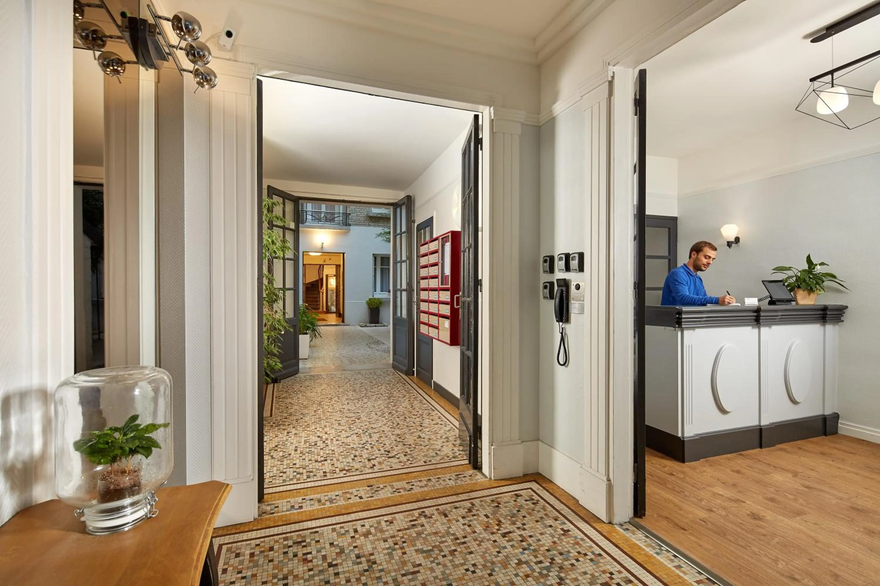 Property building in Hotel Résidence Paris Asnières