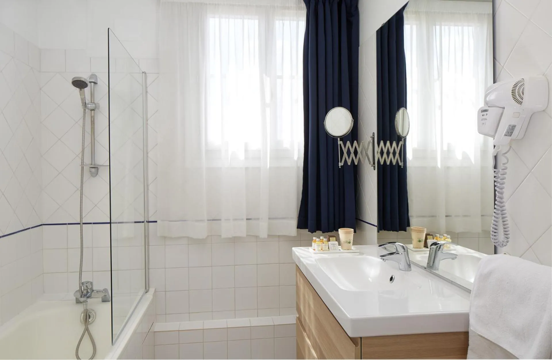 Bathroom in Hotel Résidence Paris Asnières