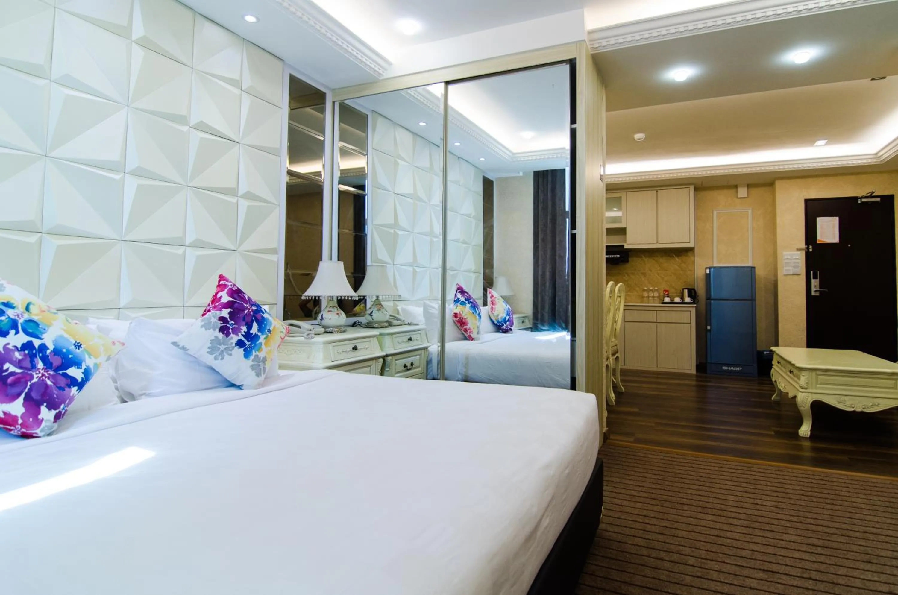 Kitchen or kitchenette, Bed in Mornington Hotel Sitiawan