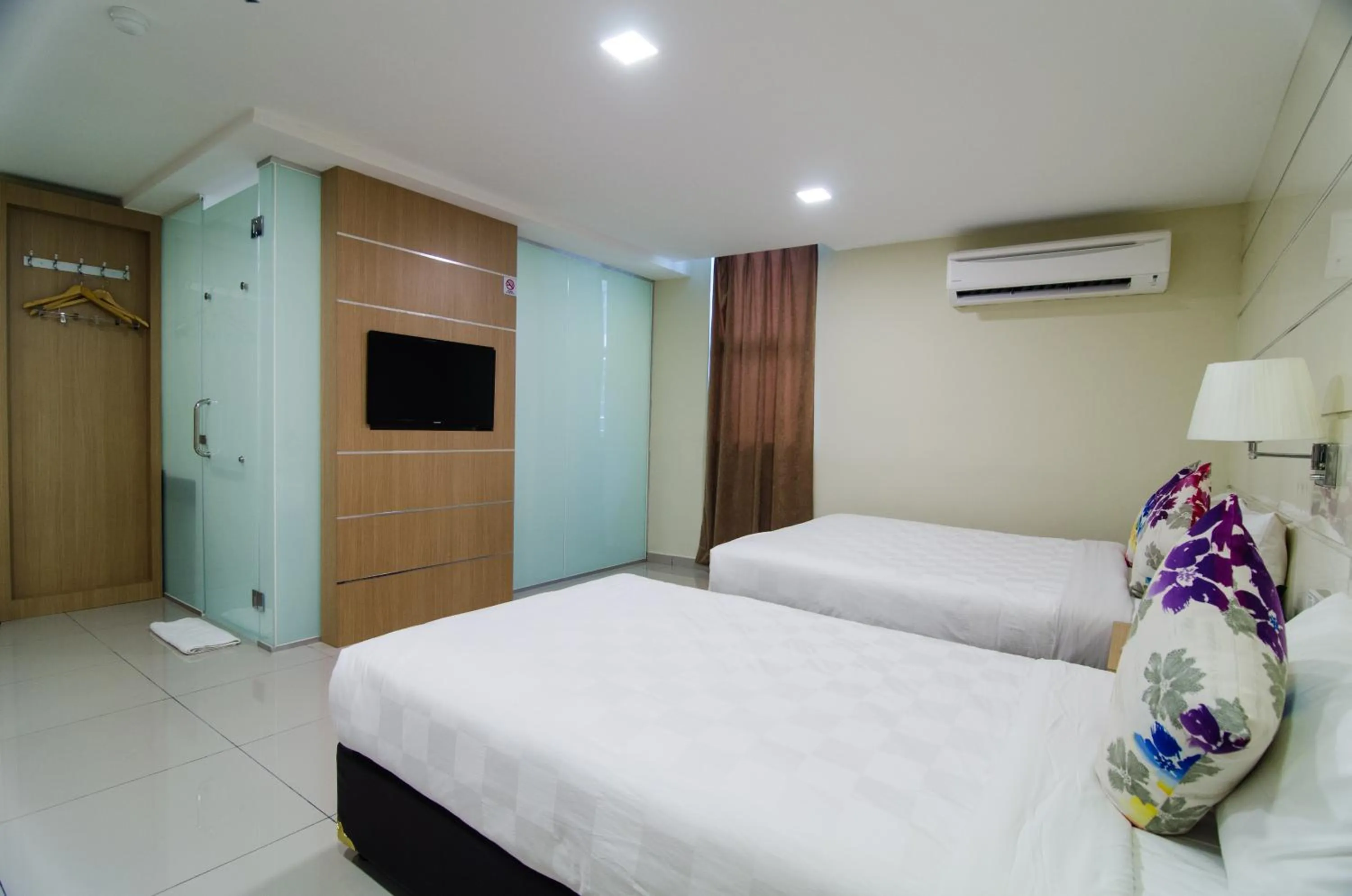 Bed in Mornington Hotel Sitiawan