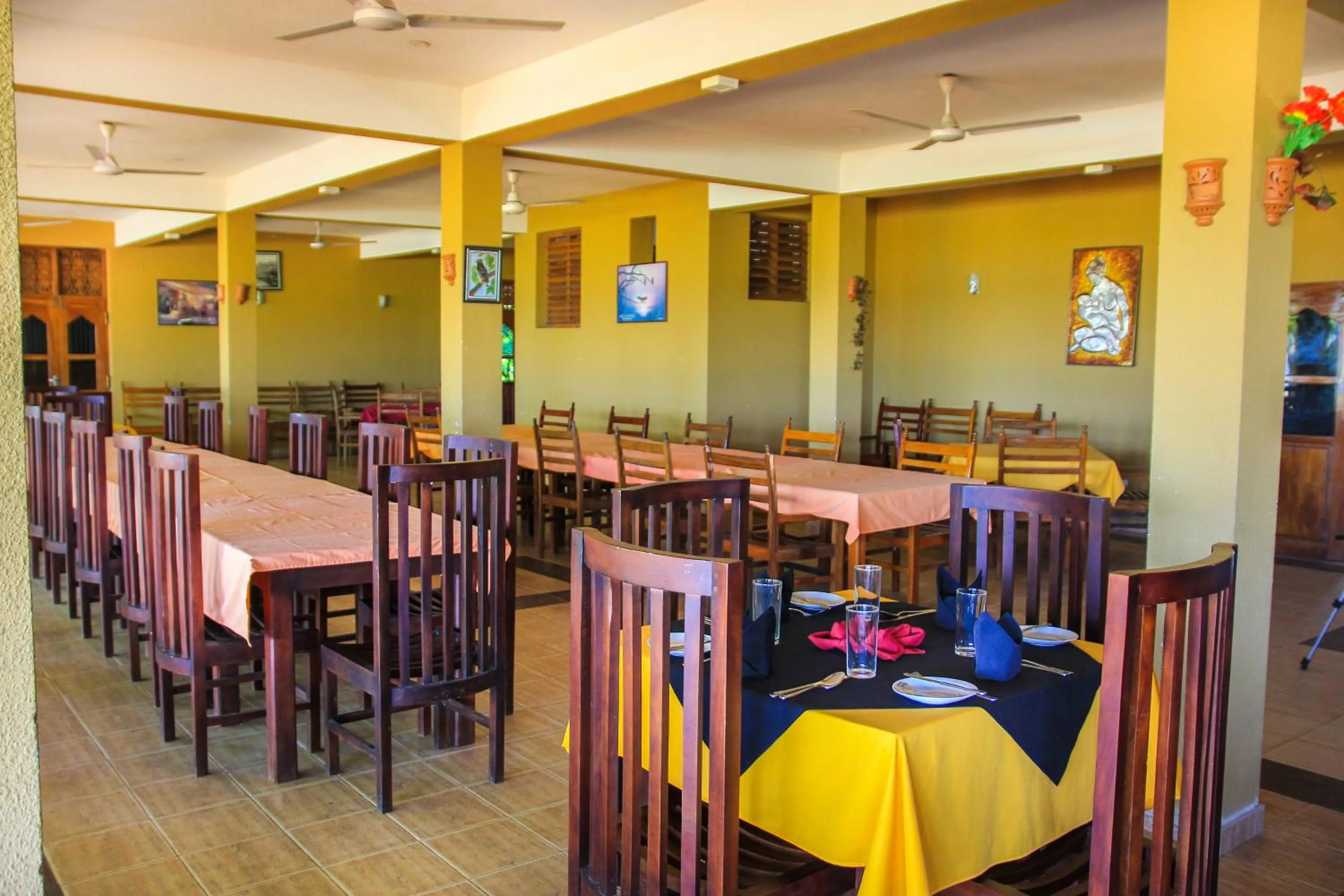 Restaurant/places to eat in Wila Safari Hotel