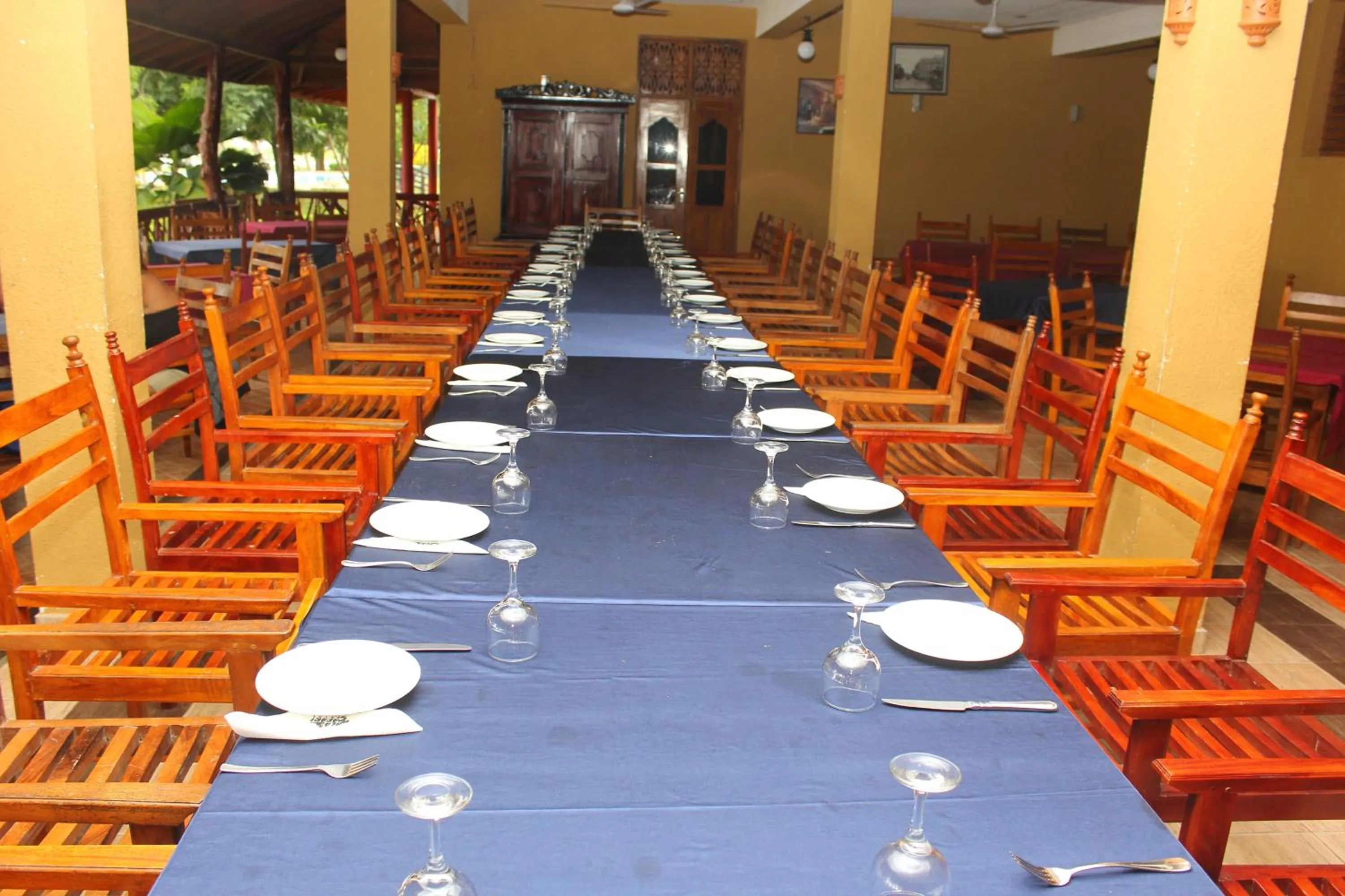 Restaurant/places to eat in Wila Safari Hotel