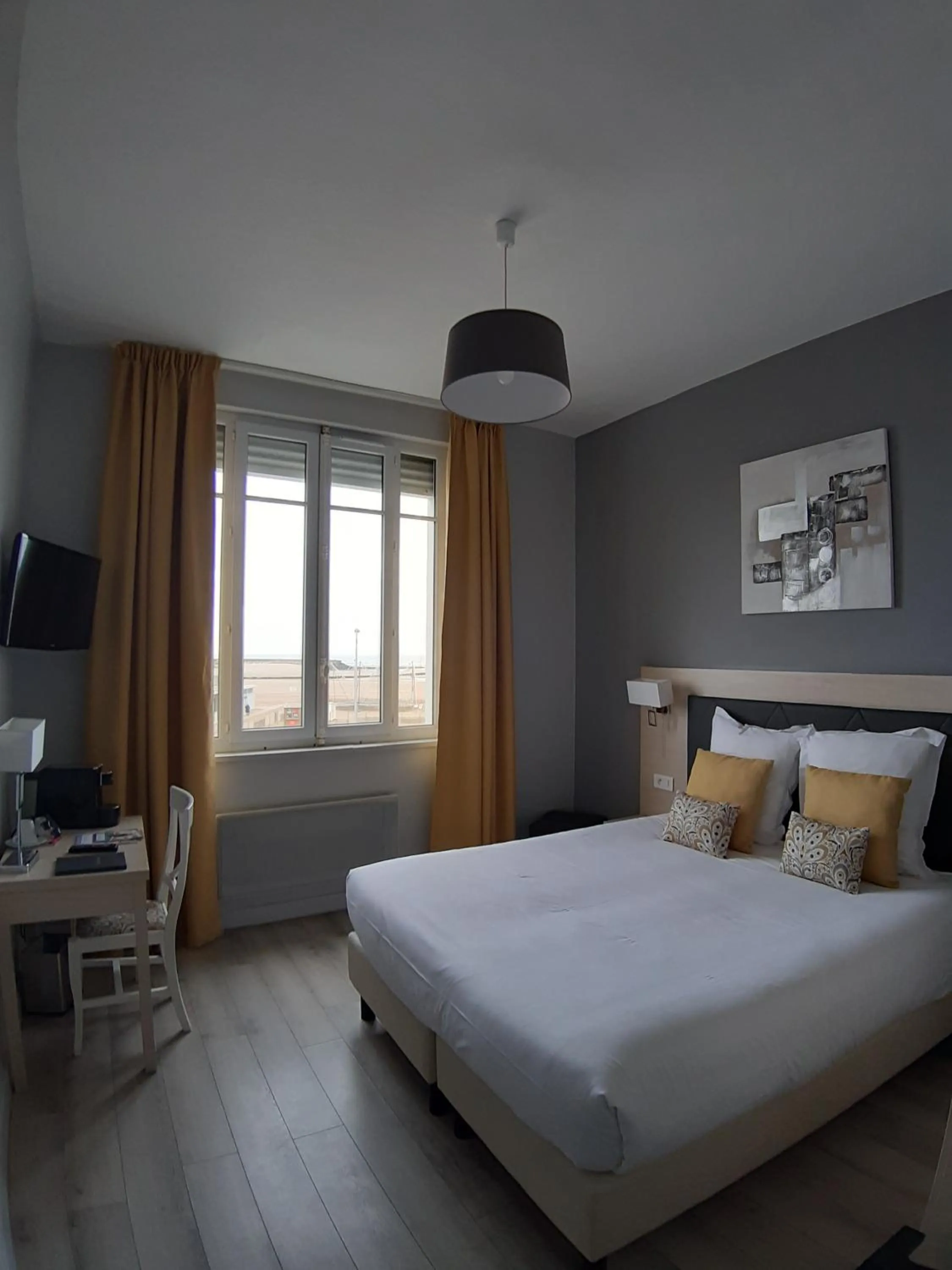 Photo of the whole room, Bed in Les Embruns