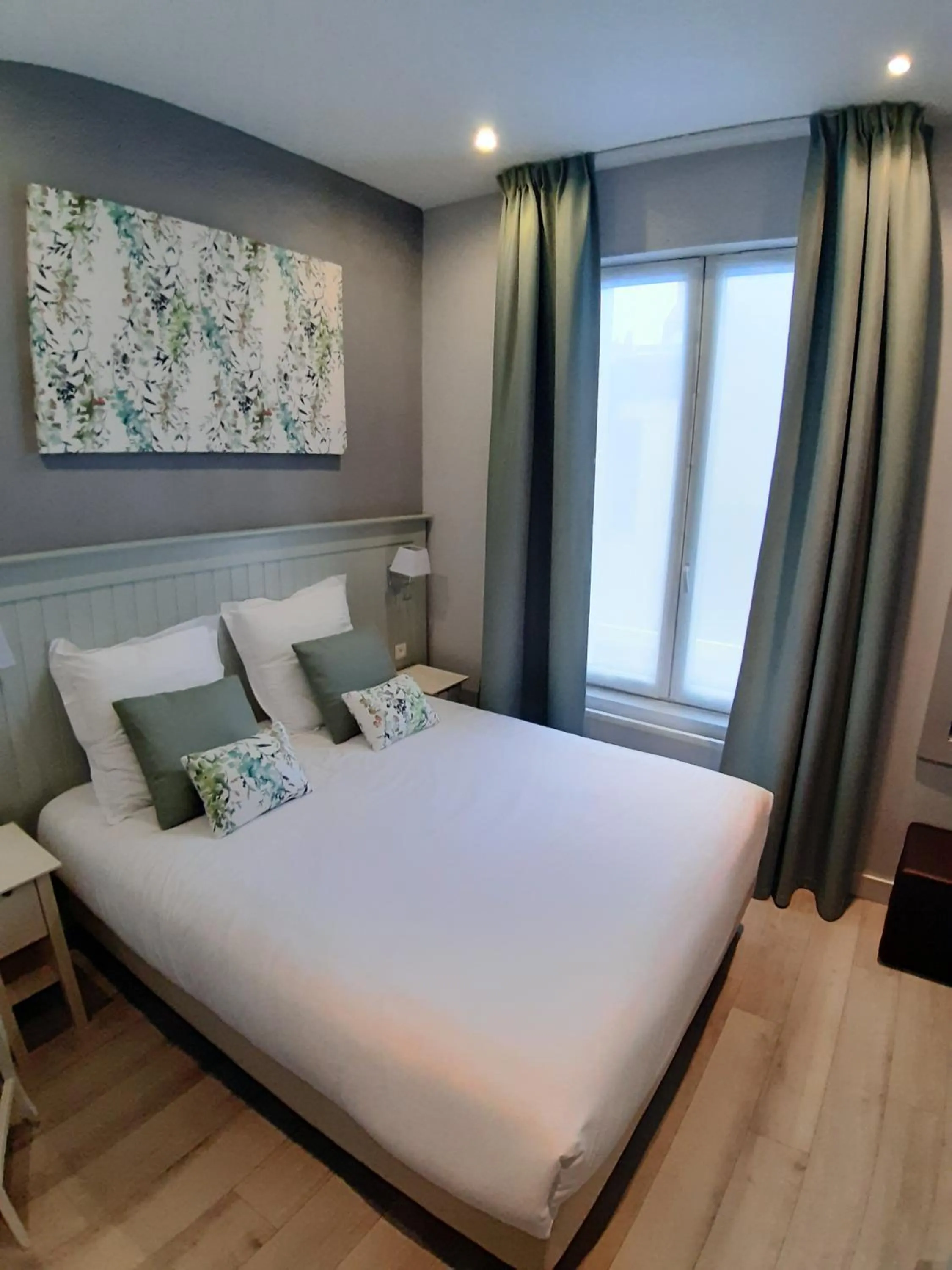 Photo of the whole room, Bed in Les Embruns