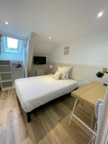 Photo of the whole room, Bed in Les Embruns