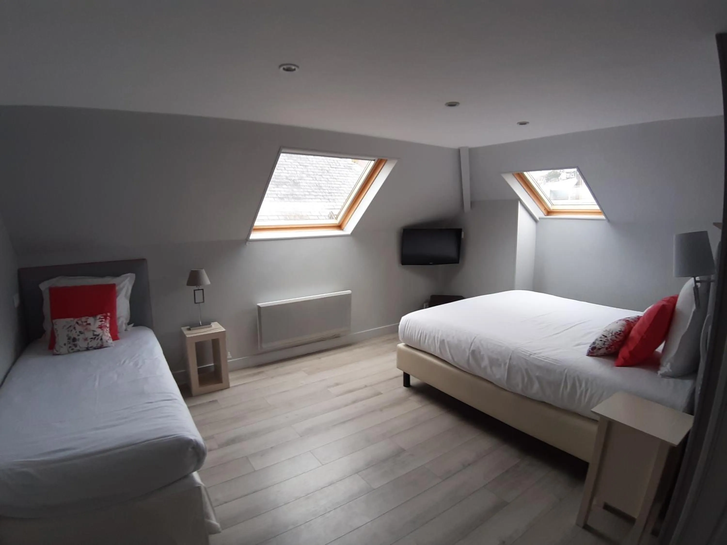 Photo of the whole room, Bed in Les Embruns