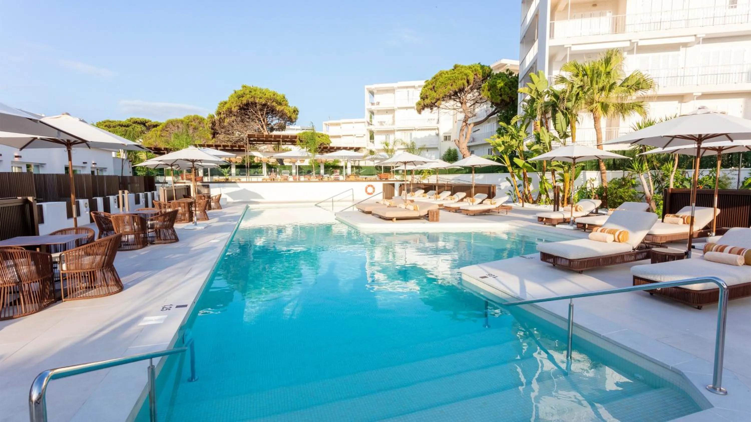 Swimming pool in Hotel Indigo Gandia Beach by IHG