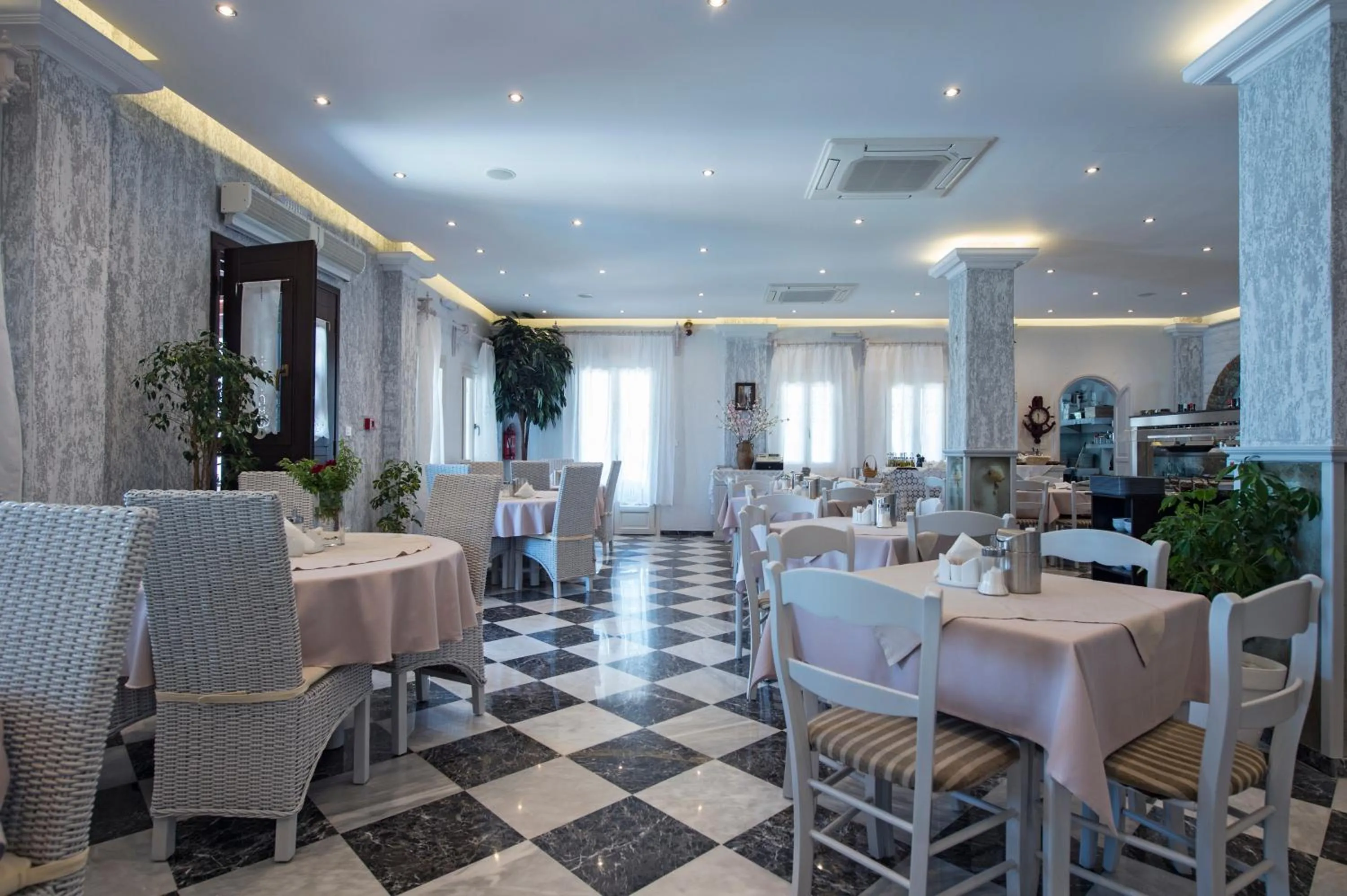 Restaurant/places to eat in Contaratos Beach Hotel
