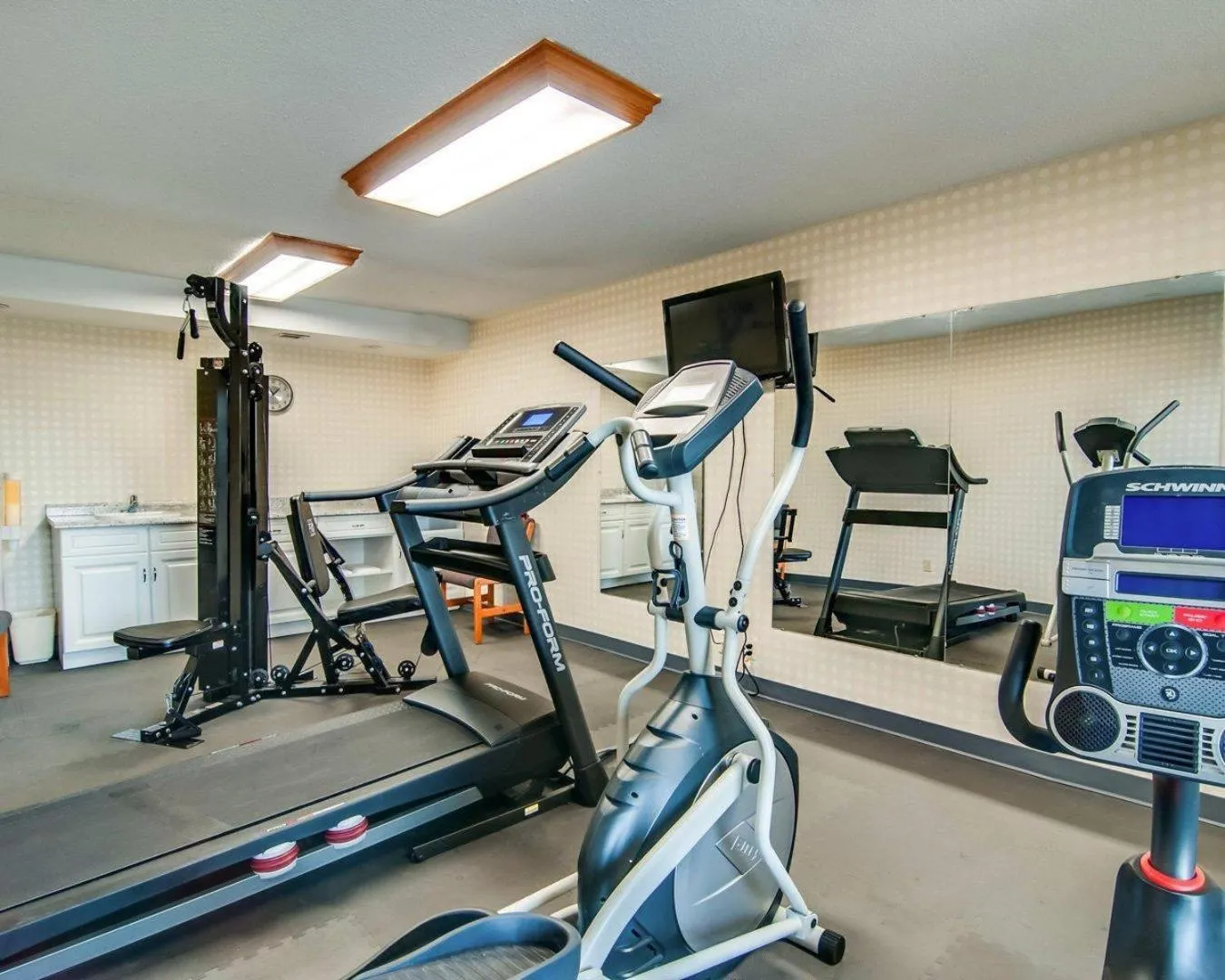 Fitness centre/facilities in Suburban Studios Christiansburg - Blacksburg