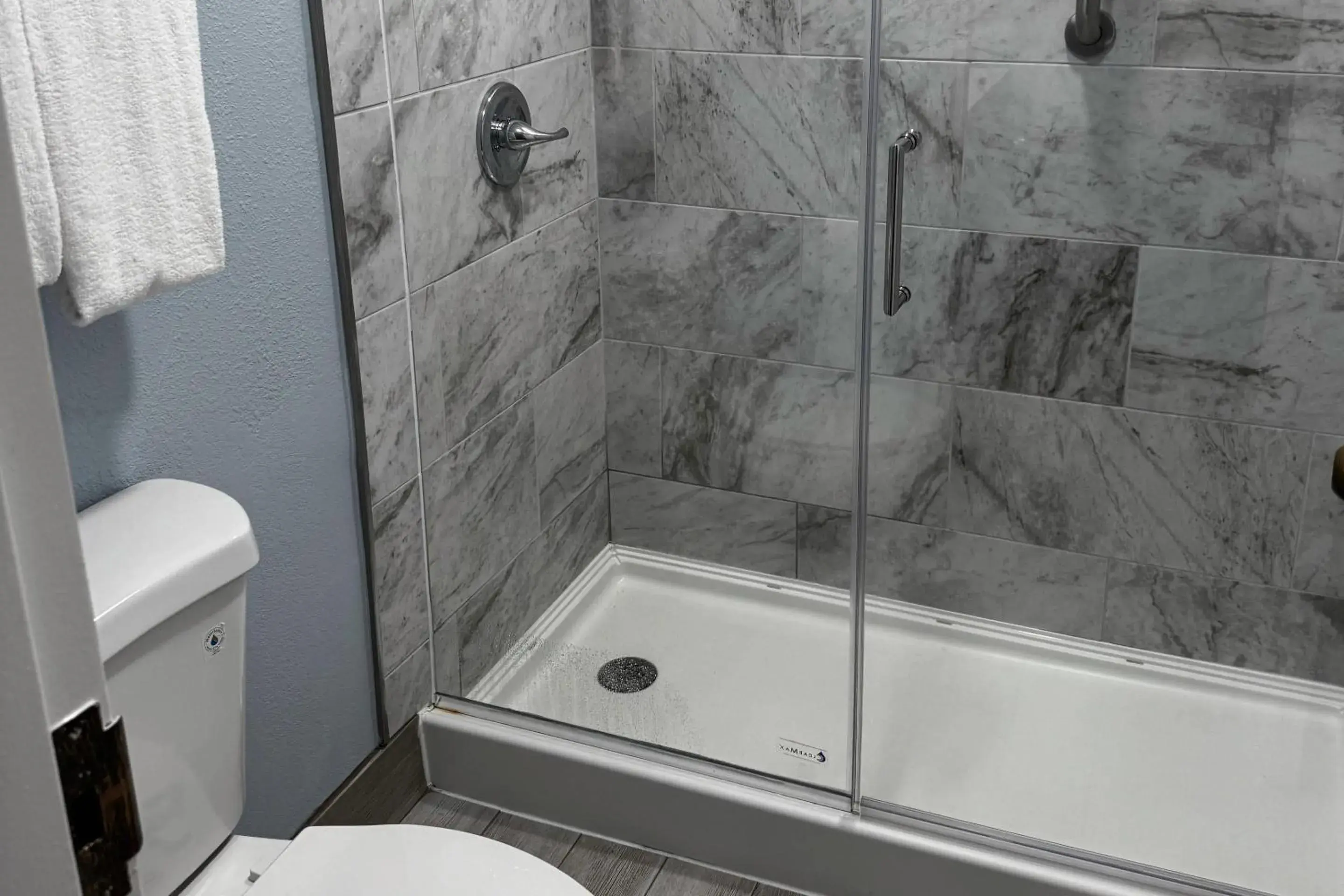 Bedroom in Suburban Studios Christiansburg - Blacksburg Bedroom in Suburban Studios Christiansburg - Blacksburg