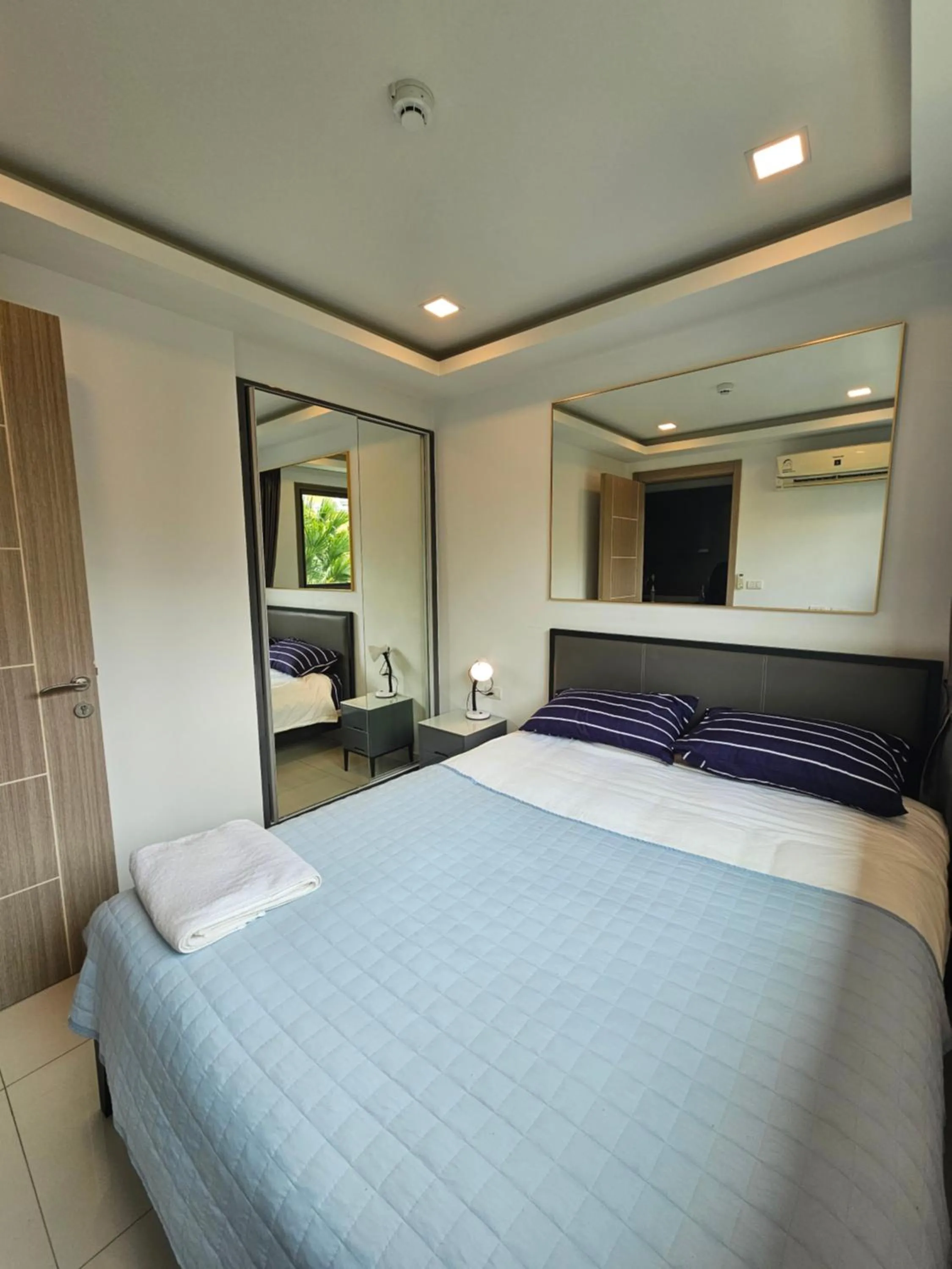 Bed in Arcadia beach continental