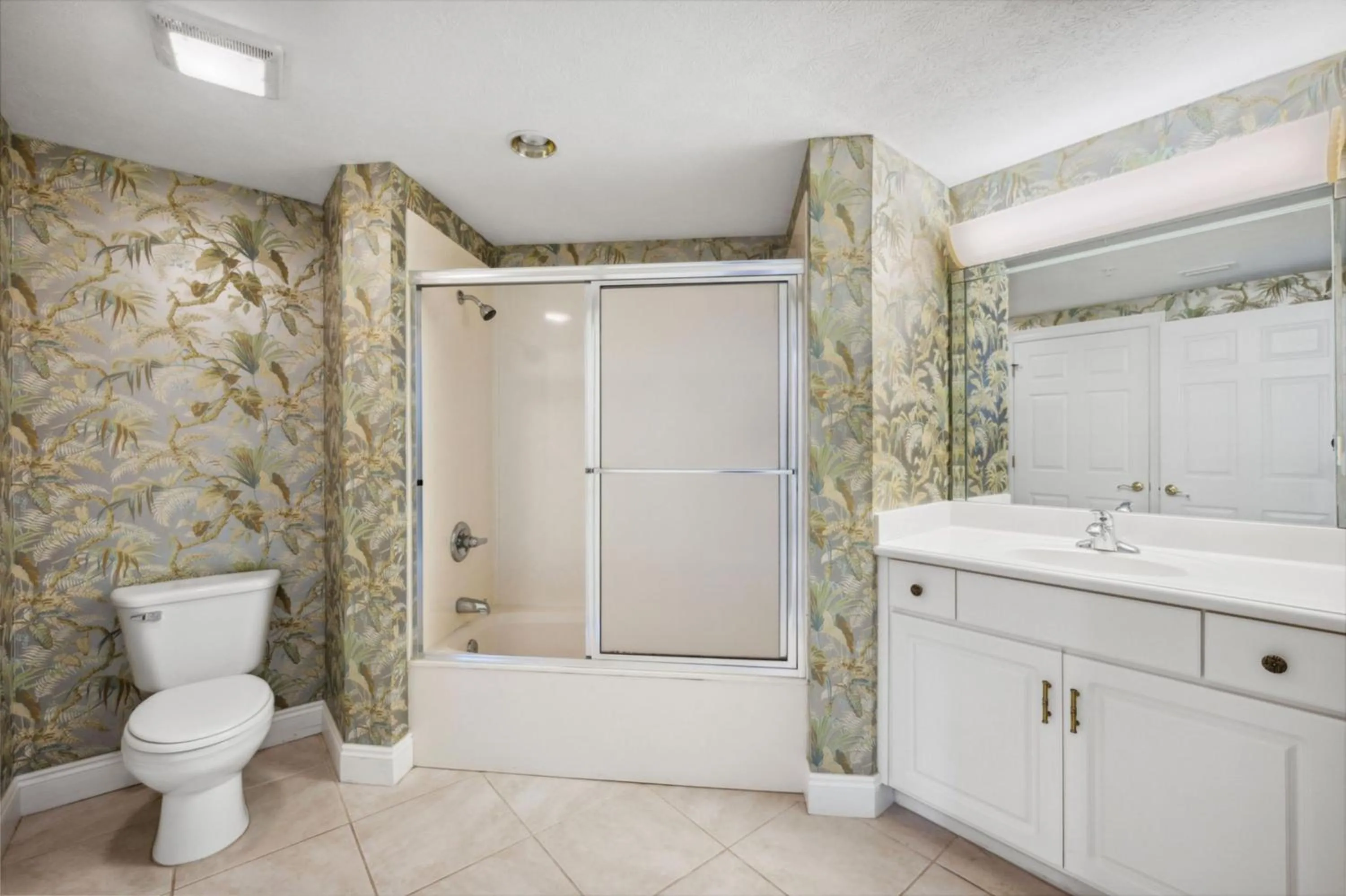 Photo of the whole room in Treasure Shores–3BR Beachfront Corner Unit sleeps 8 with Stunning Gulf Views!