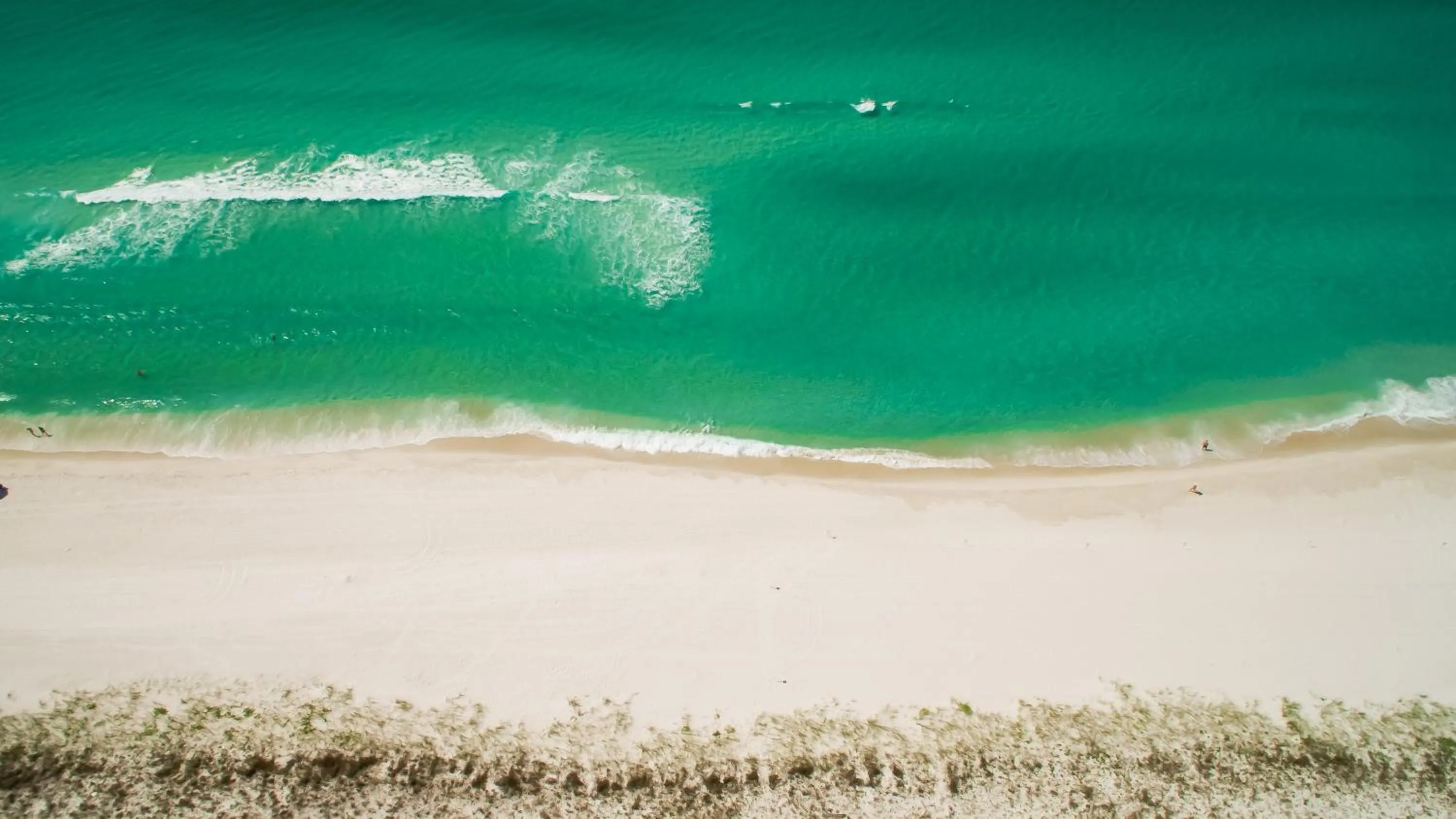 Beach in Treasure Shores–3BR Beachfront Corner Unit sleeps 8 with Stunning Gulf Views!