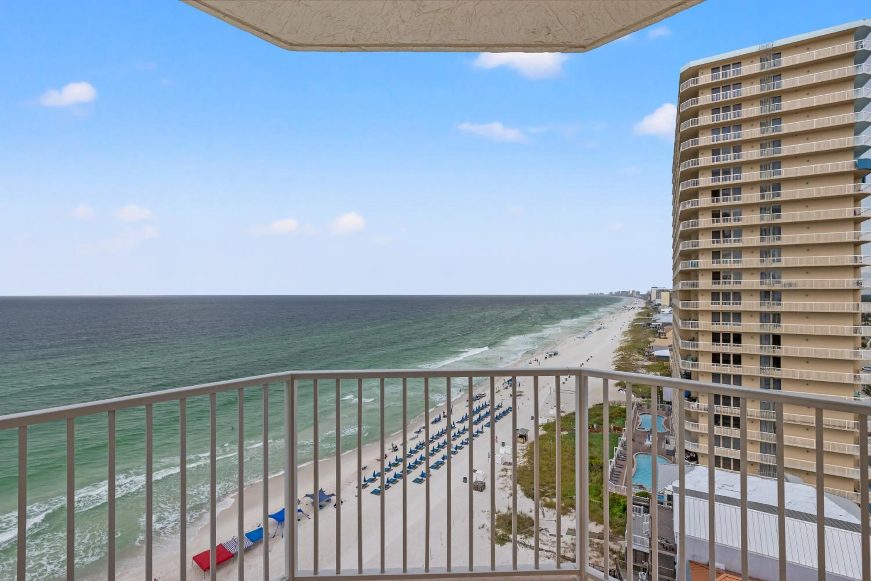 Treasure Shores–3BR Beachfront Corner Unit sleeps 8 with Stunning Gulf Views!