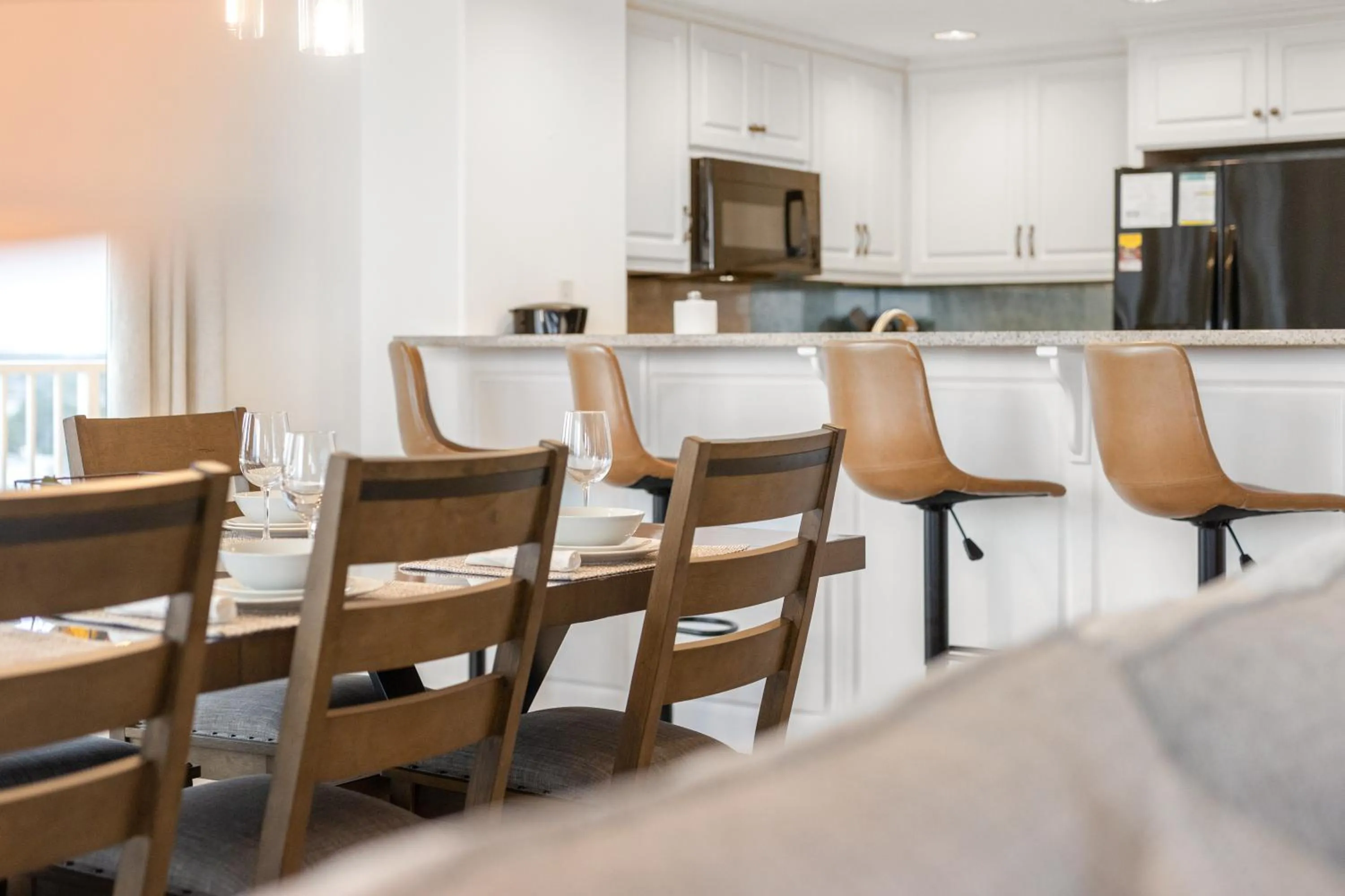 Dining area in Treasure Shores–3BR Beachfront Corner Unit sleeps 8 with Stunning Gulf Views!