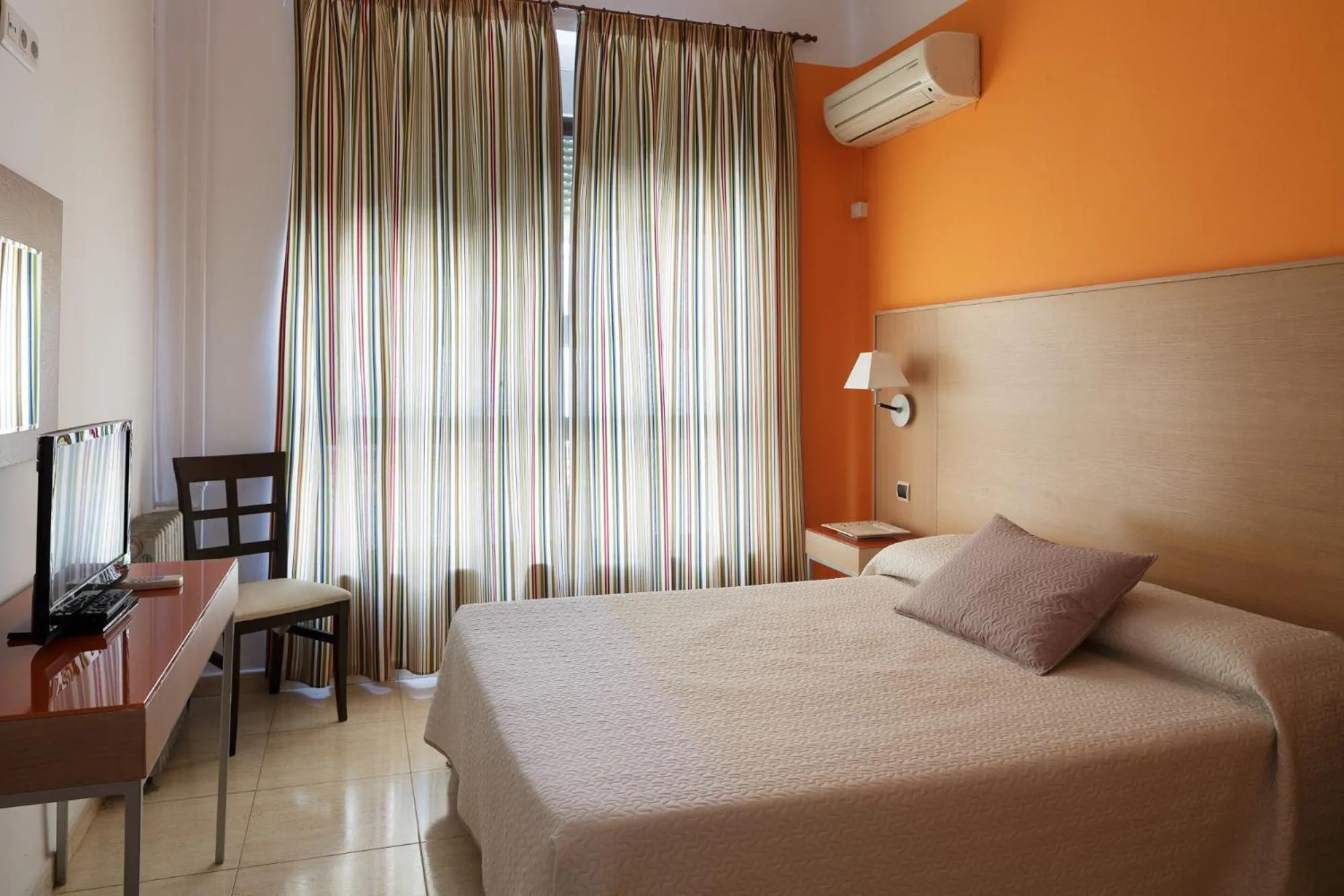 Shower, Bed in Hotel Alamo
