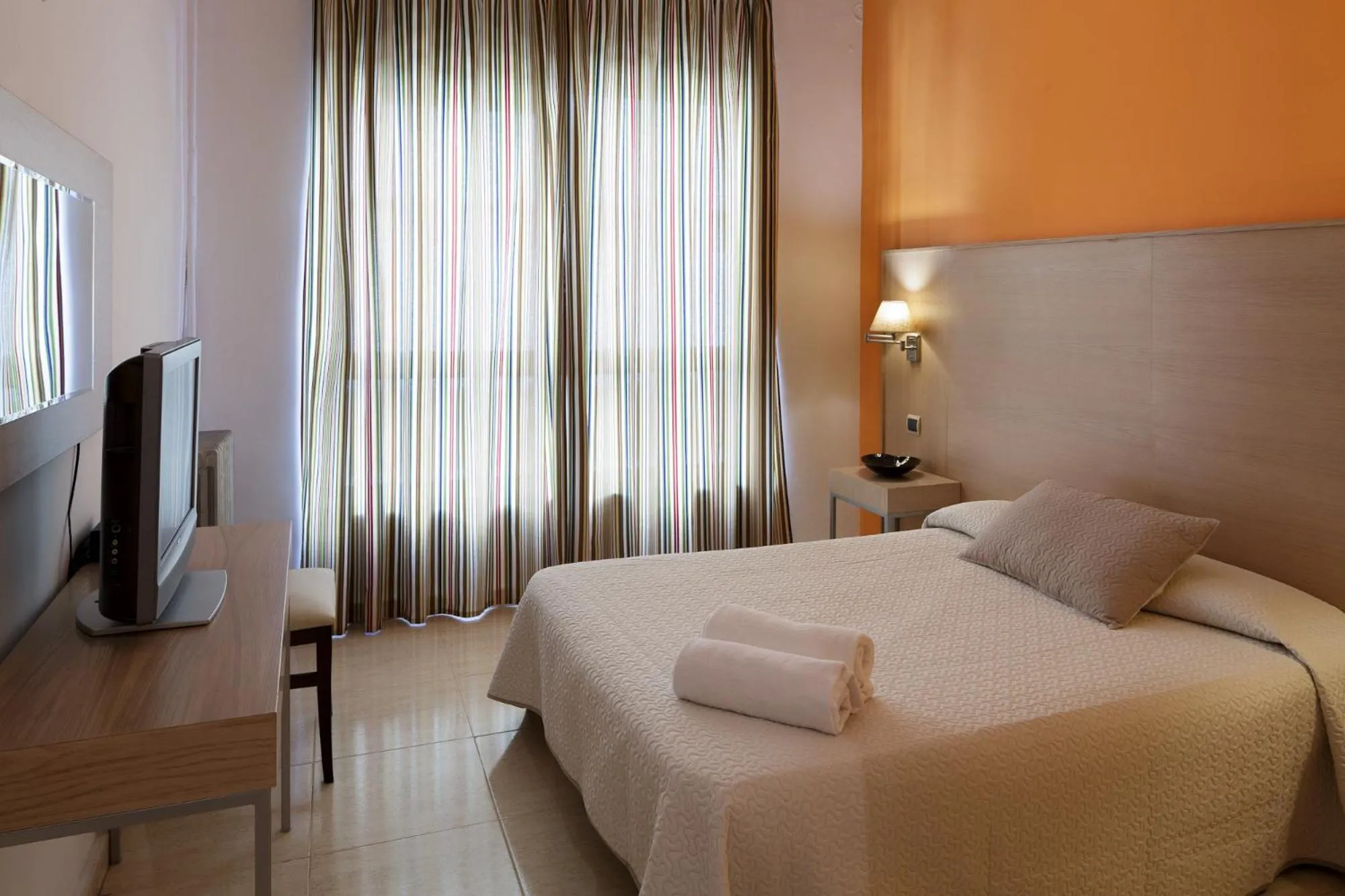 Shower, Bed in Hotel Alamo