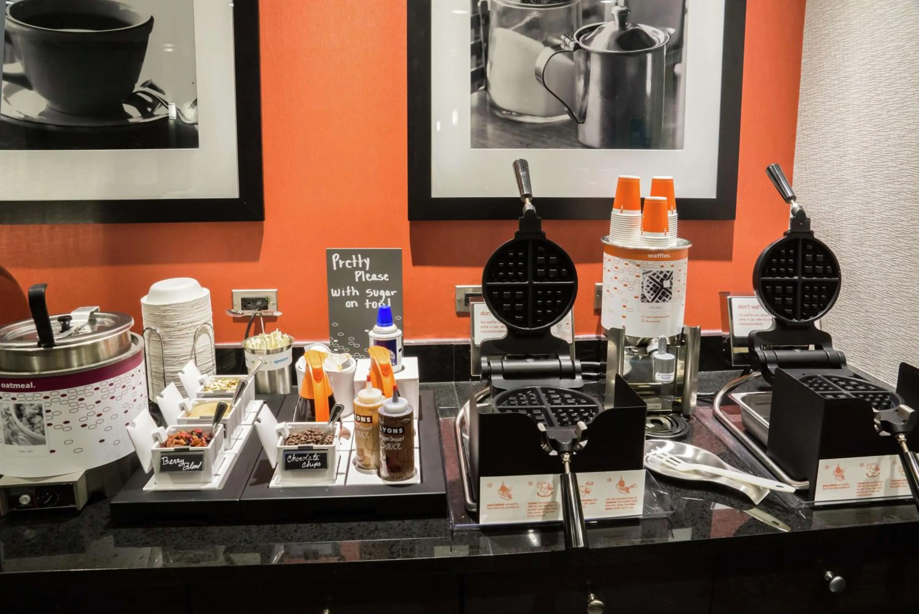Dining area in Hampton Inn & Suites Orlando near SeaWorld