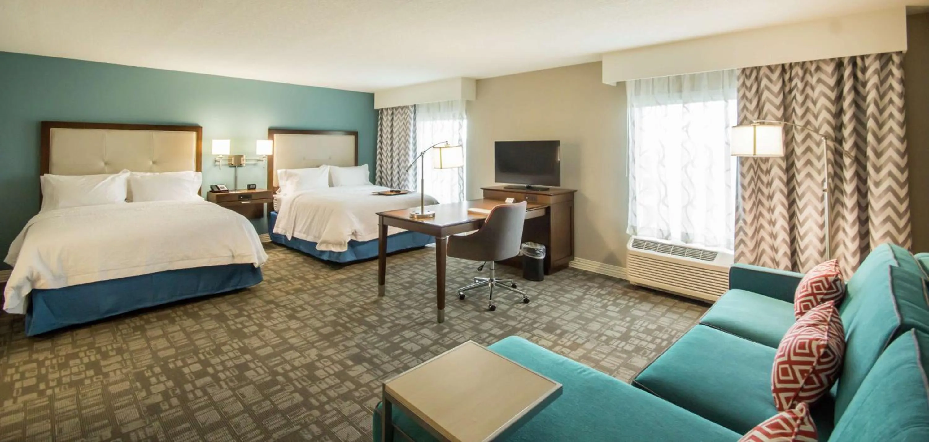Bedroom, Bed in Hampton Inn & Suites Orlando near SeaWorld