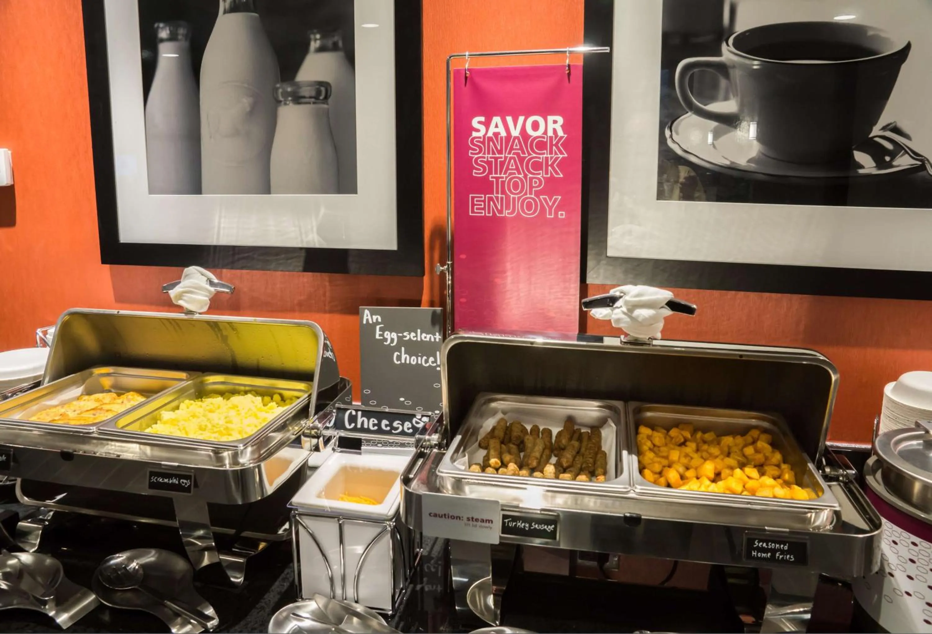 Dining area in Hampton Inn & Suites Orlando near SeaWorld
