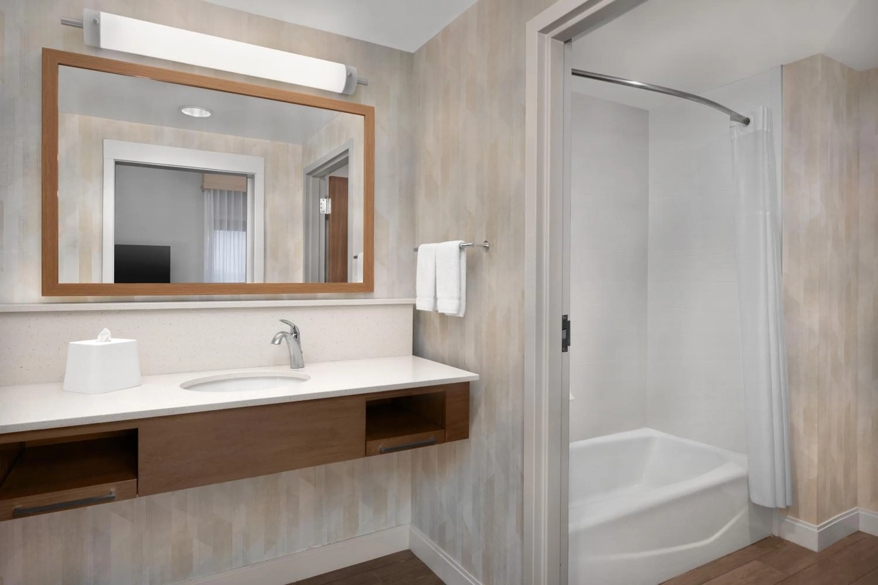 Shower in Hampton Inn & Suites Baltimore North/Timonium, MD