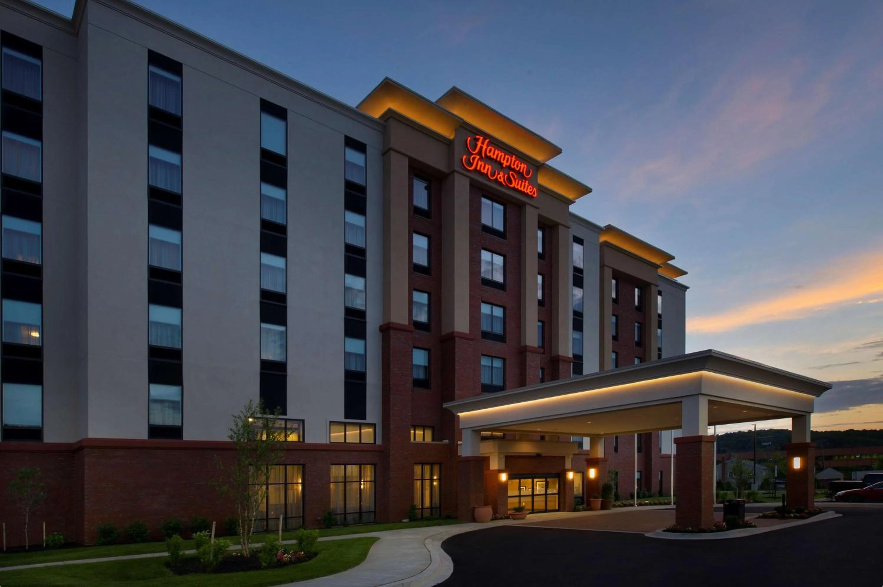 Property building in Hampton Inn & Suites Baltimore North/Timonium, MD
