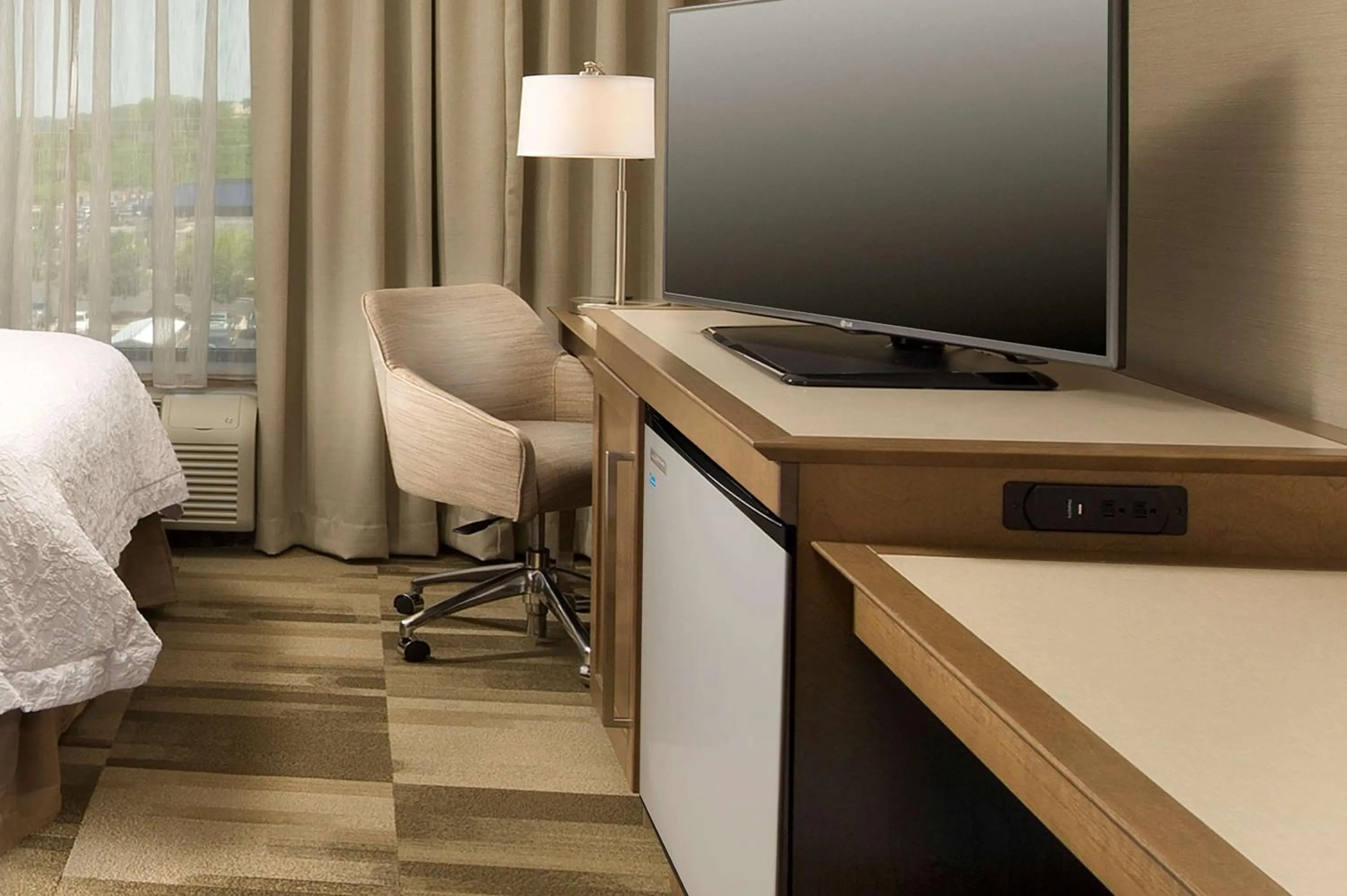 Bed in Hampton Inn & Suites Baltimore North/Timonium, MD