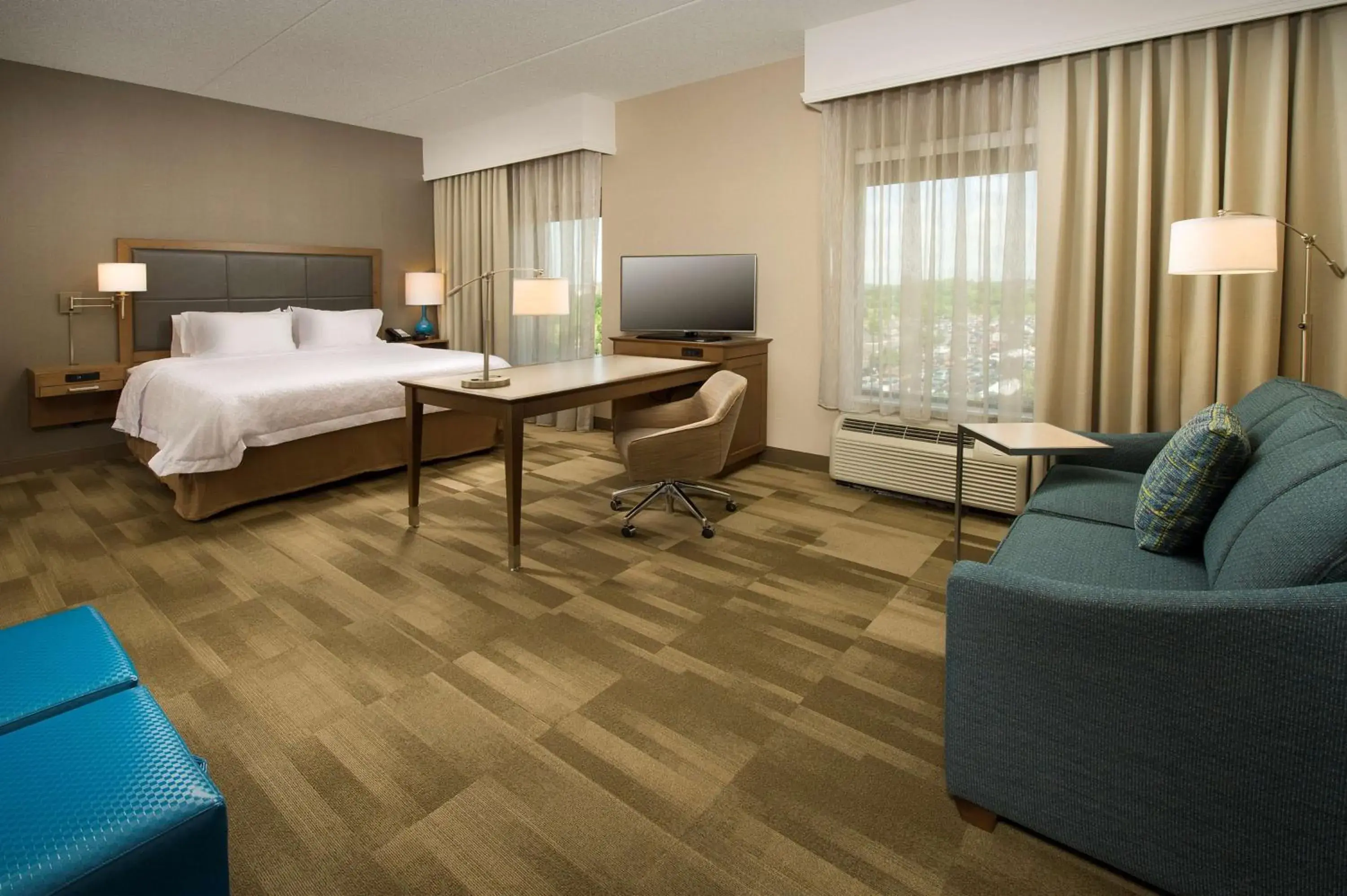 Bed in Hampton Inn & Suites Baltimore North/Timonium, MD Bed in Hampton Inn & Suites Baltimore North/Timonium, MD