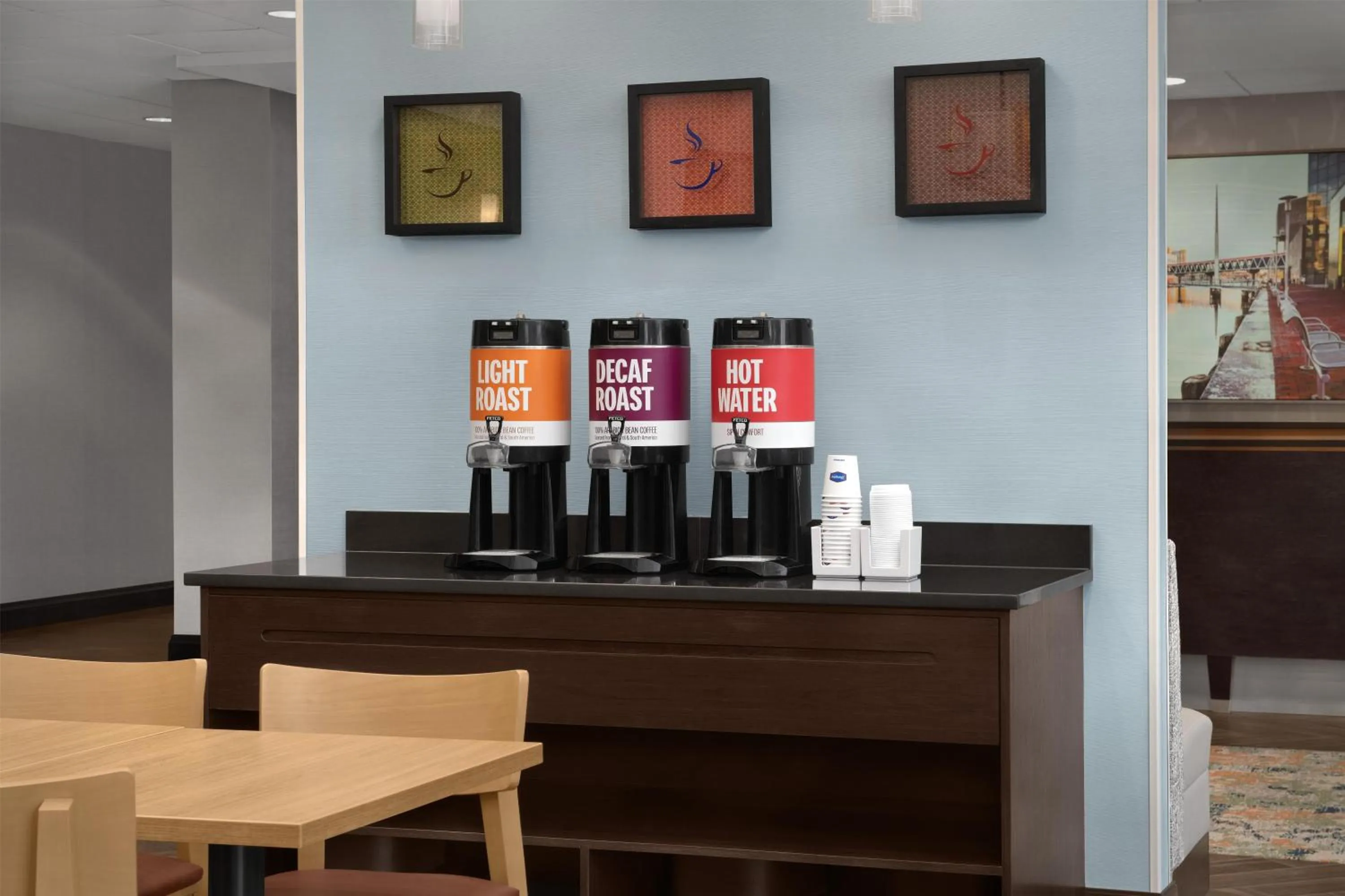 Dining area in Hampton Inn & Suites Baltimore North/Timonium, MD