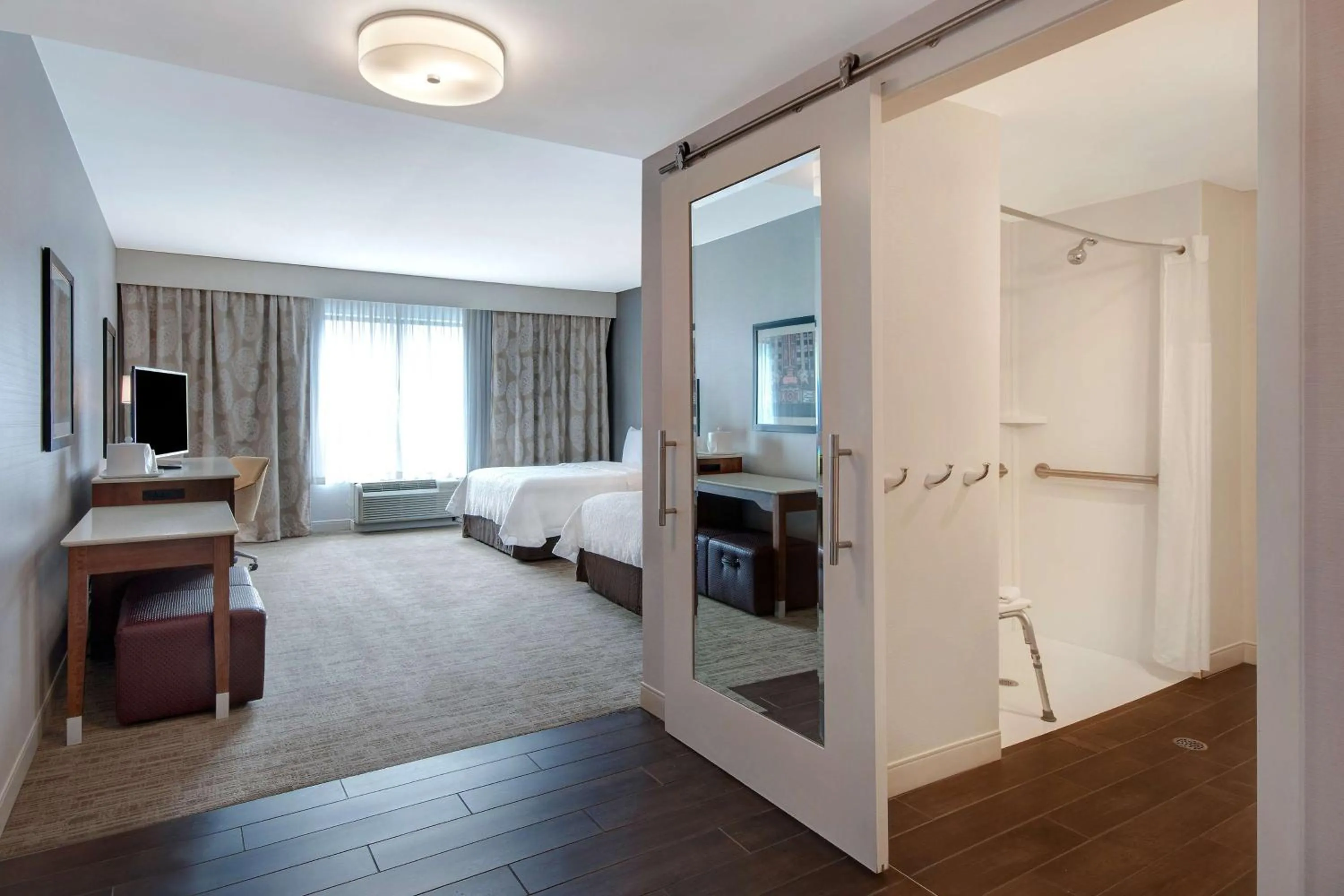 Bathroom, Bed in Hampton Inn & Suites Detroit/Troy