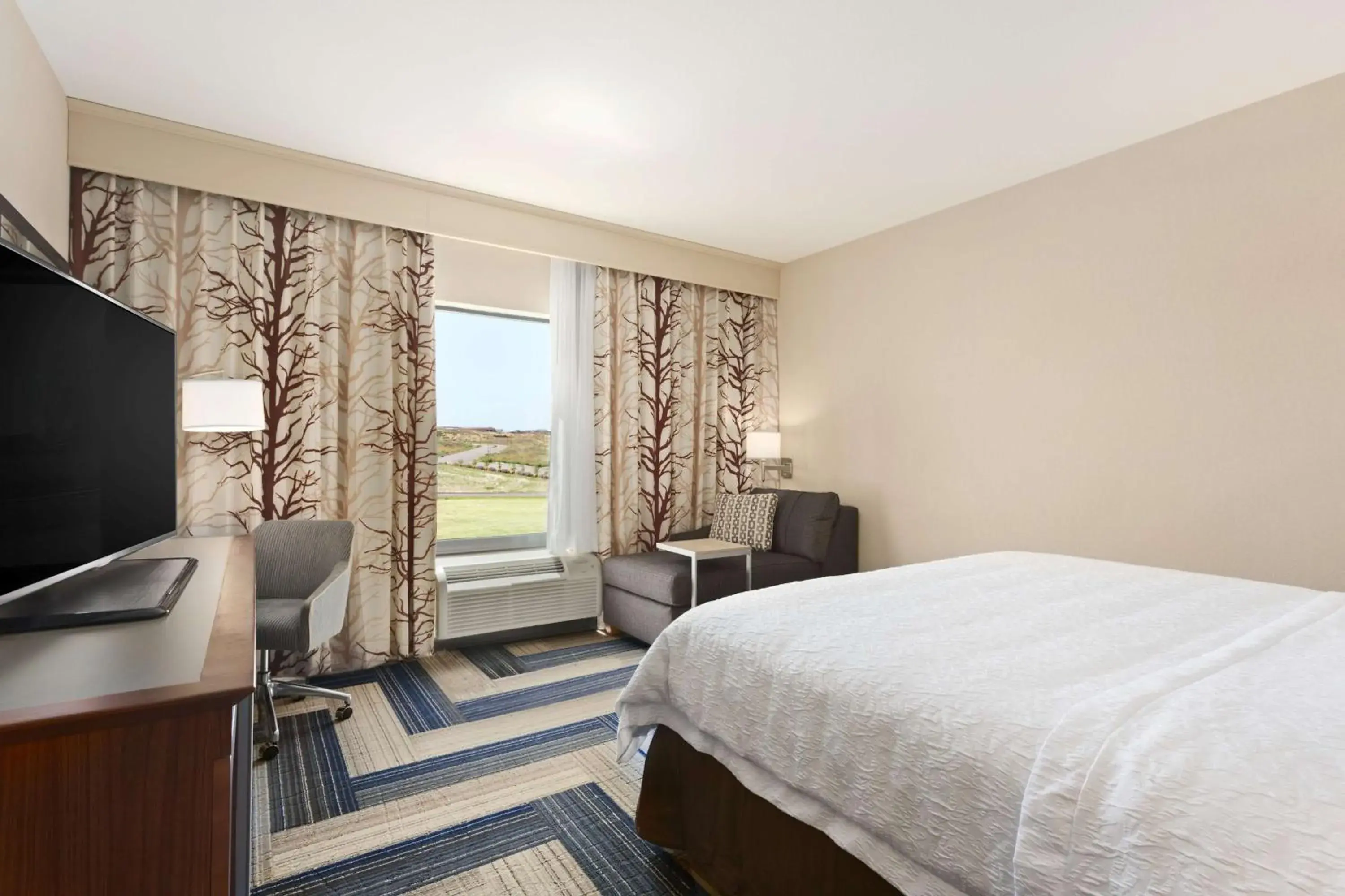 Bed in Hampton Inn by Hilton Kennewick at Southridge Bed in Hampton Inn by Hilton Kennewick at Southridge