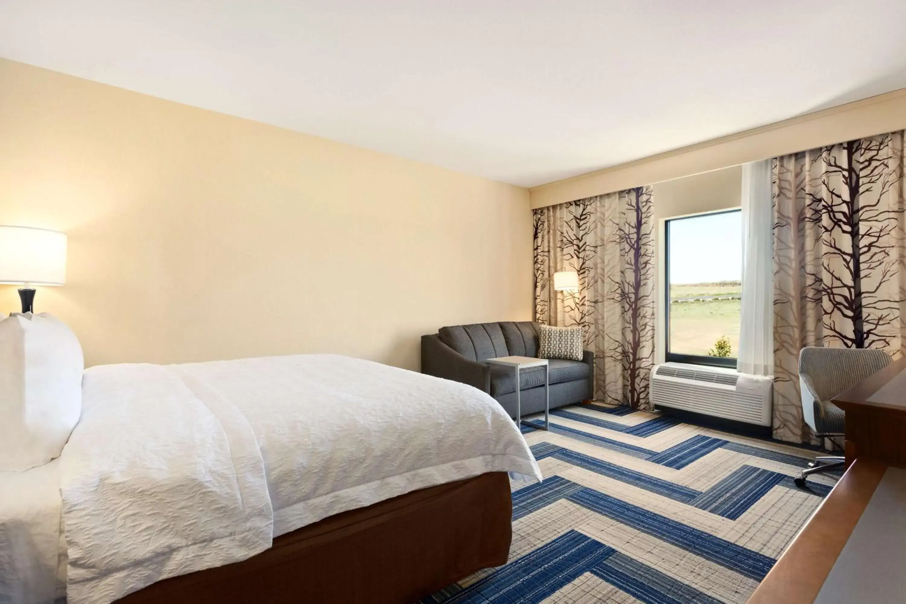 Bed in Hampton Inn by Hilton Kennewick at Southridge Bed in Hampton Inn by Hilton Kennewick at Southridge