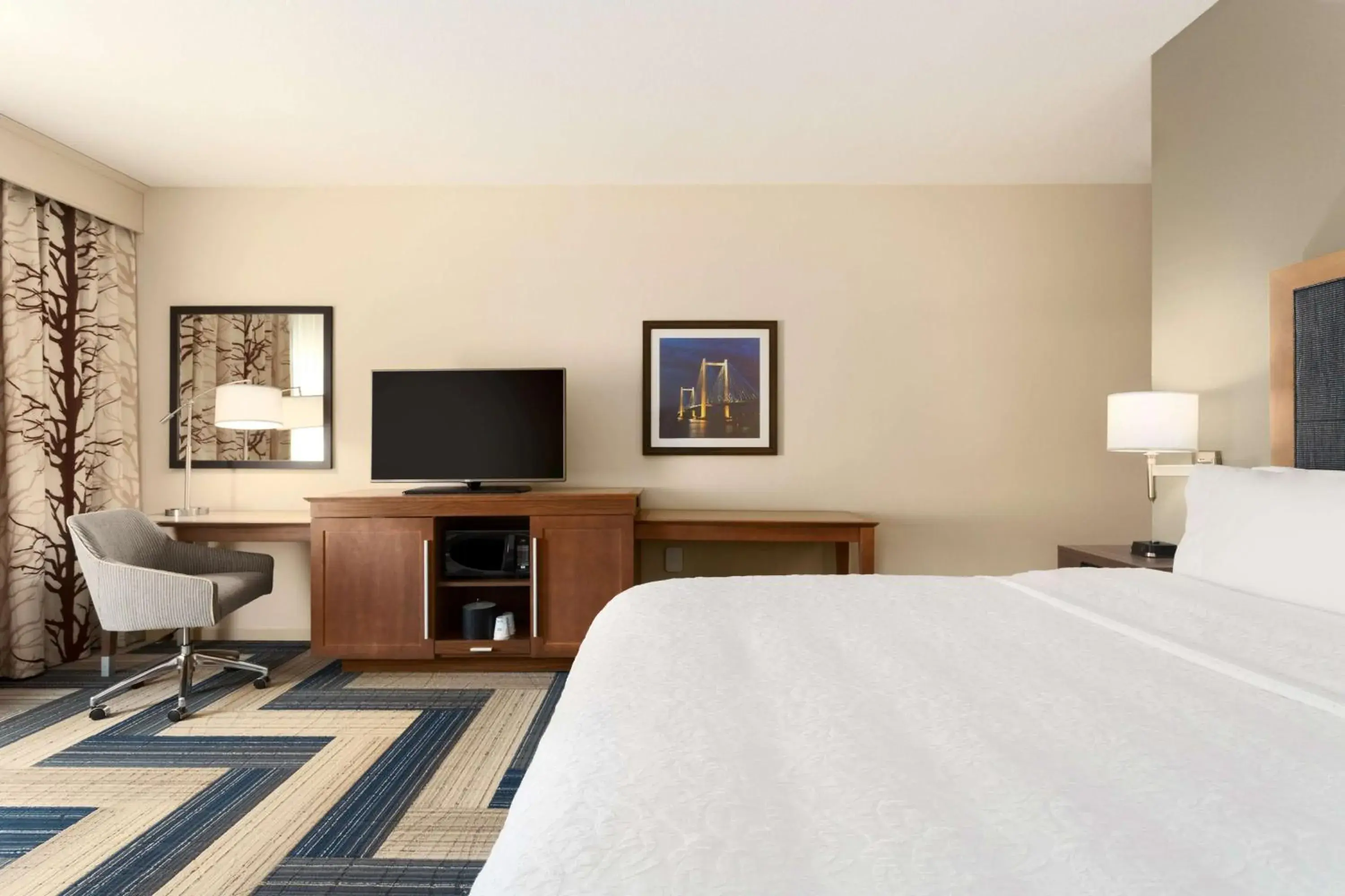 Bed in Hampton Inn by Hilton Kennewick at Southridge Bed in Hampton Inn by Hilton Kennewick at Southridge