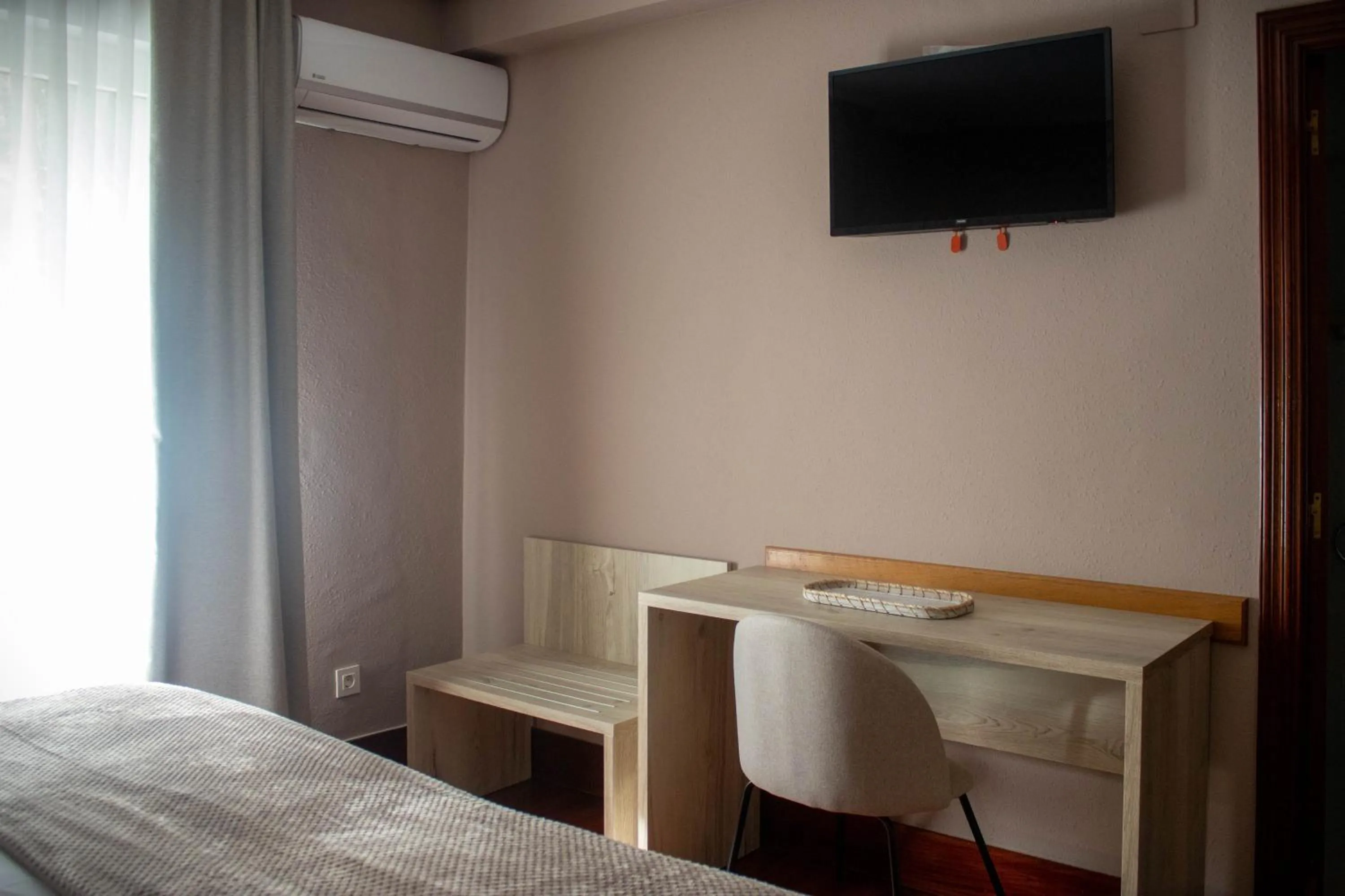 Communal lounge/ TV room, Bed in Hotel Bermeo