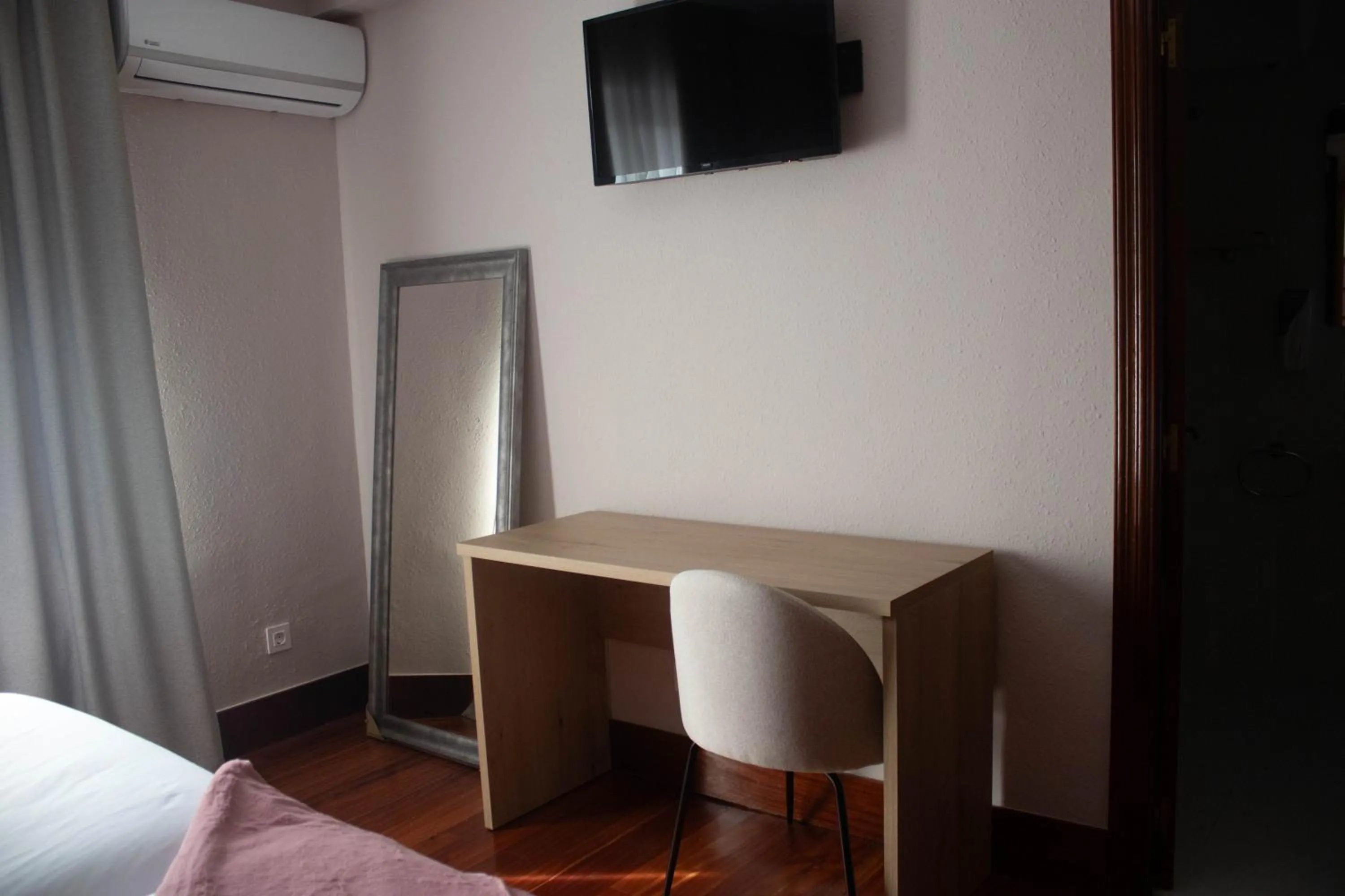 Communal lounge/ TV room, Bed in Hotel Bermeo