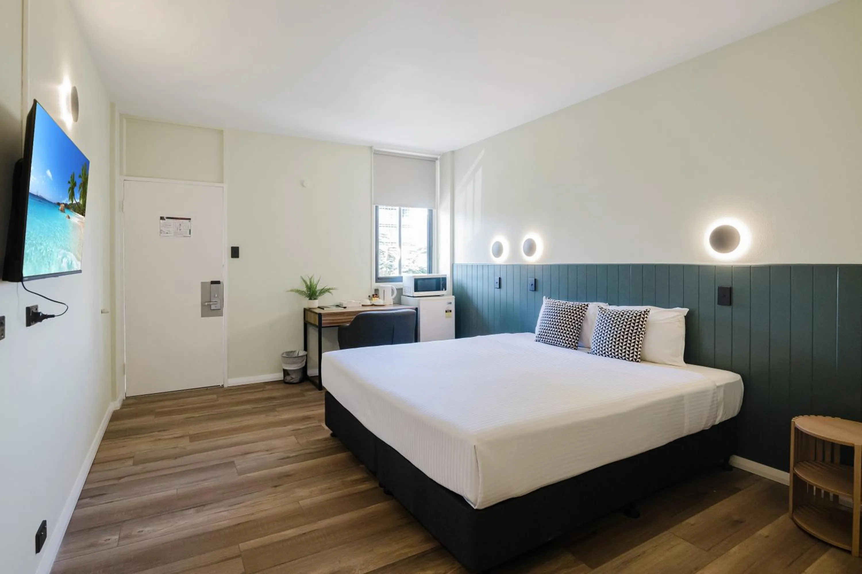 Communal lounge/ TV room, Bed in The Heritage Darwin