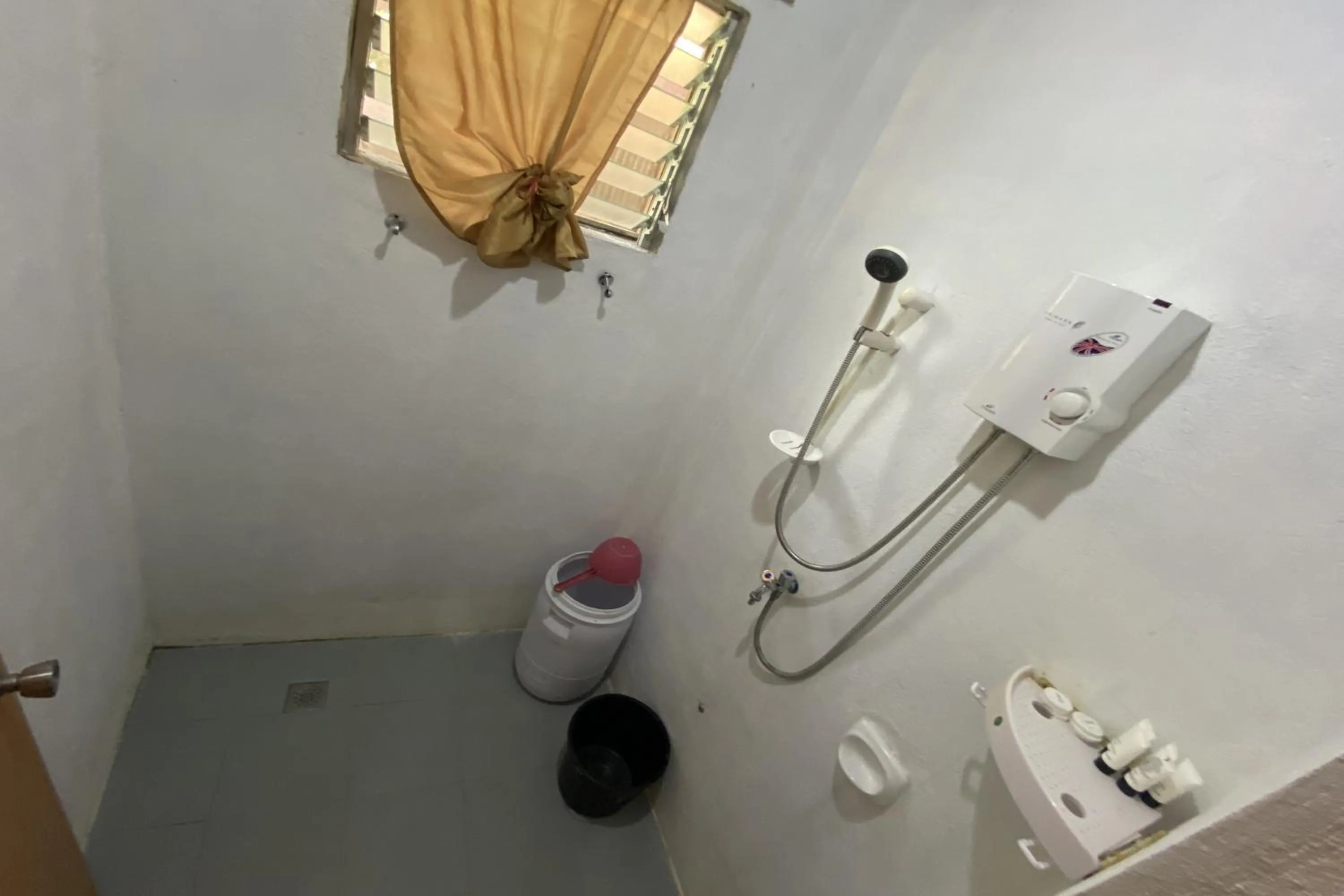 Shower in D & A Seaside Cottages