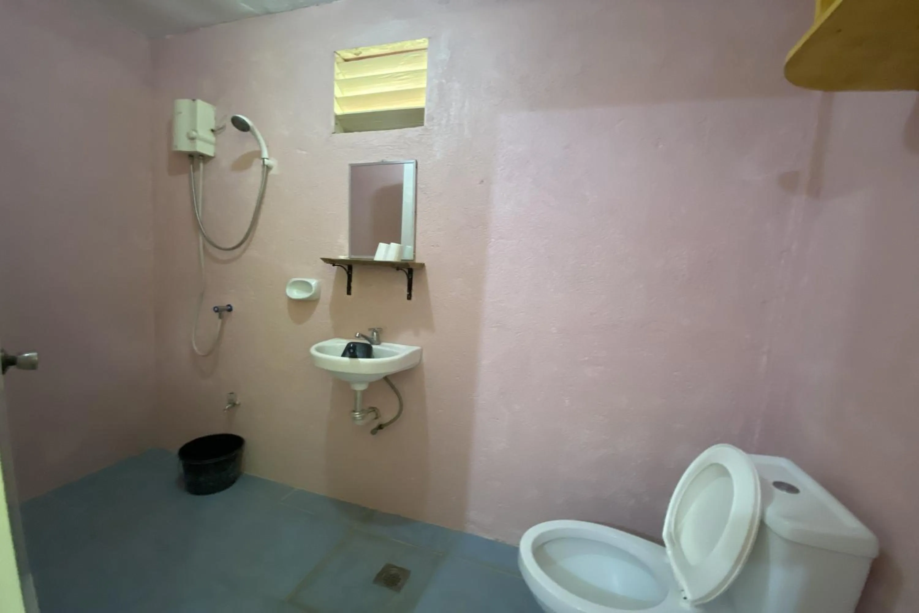 Shower in D & A Seaside Cottages