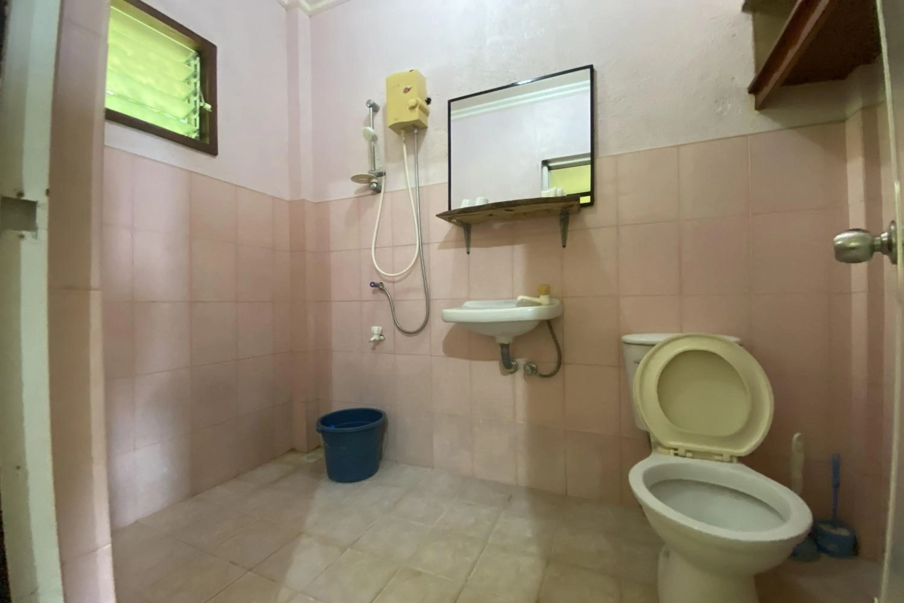 Shower in D & A Seaside Cottages