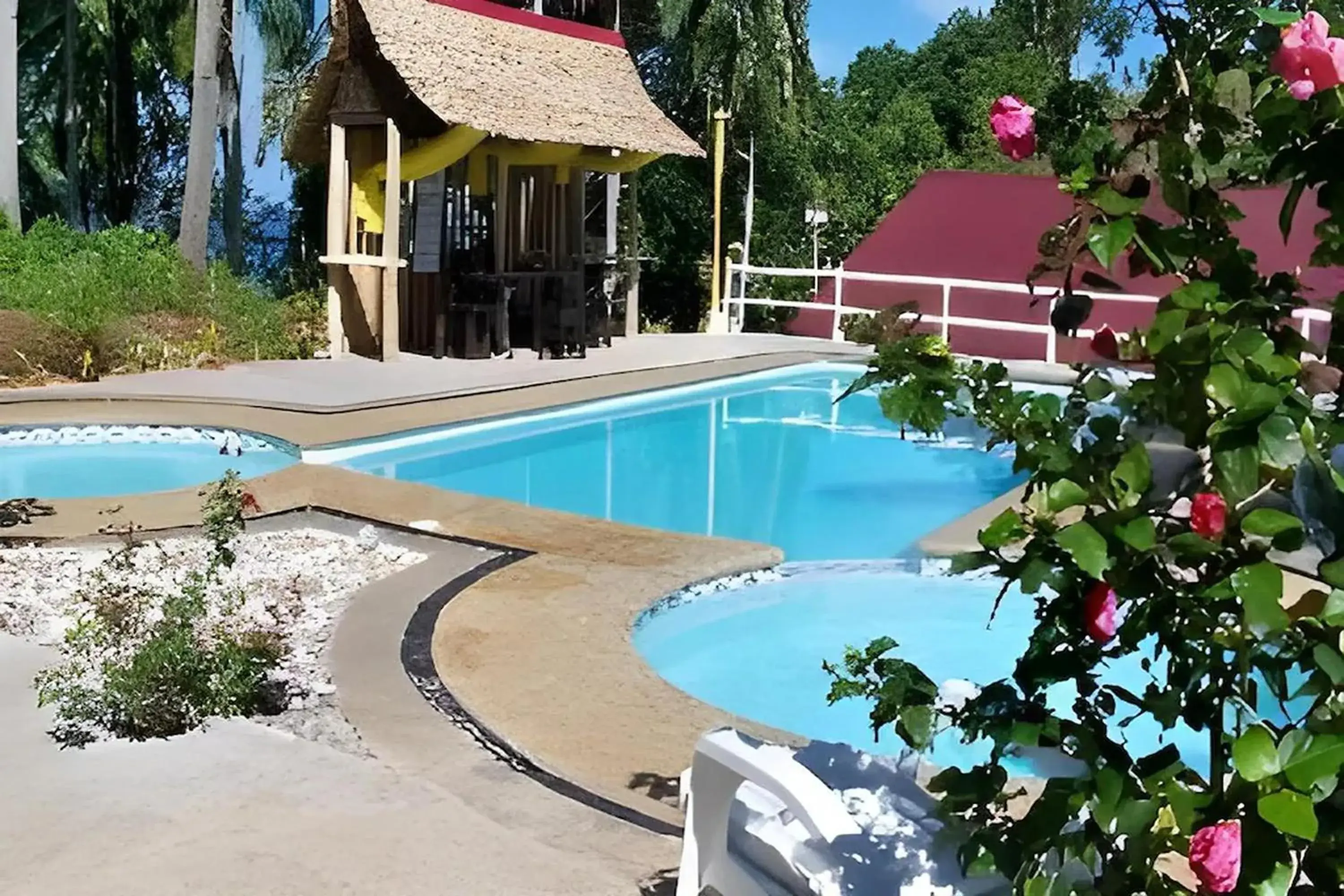 Pool view in D & A Seaside Cottages Pool view in D & A Seaside Cottages