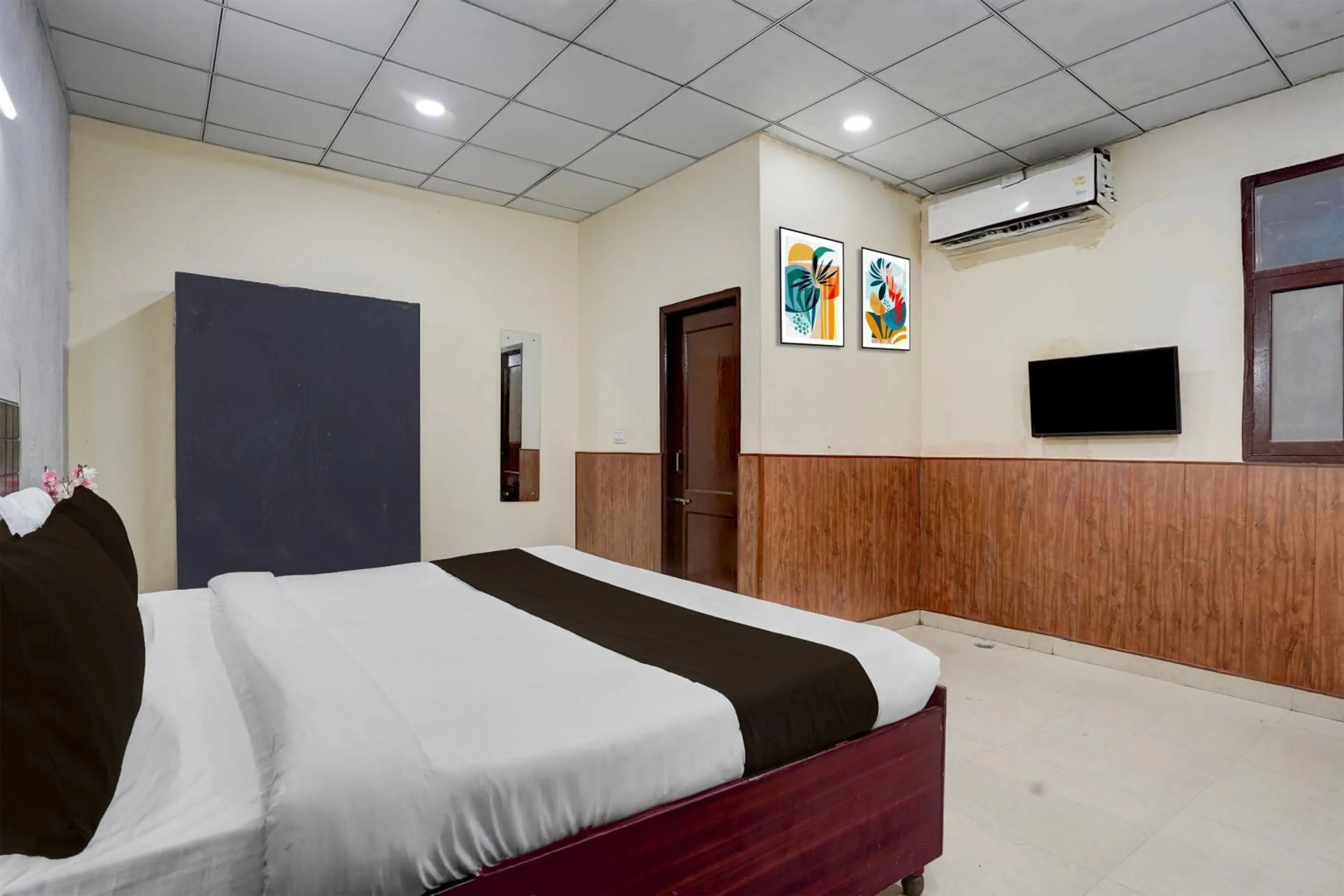 Bedroom, Bed in Super Hotel O Sector 58 Mohali Formerly Hotel Alpha