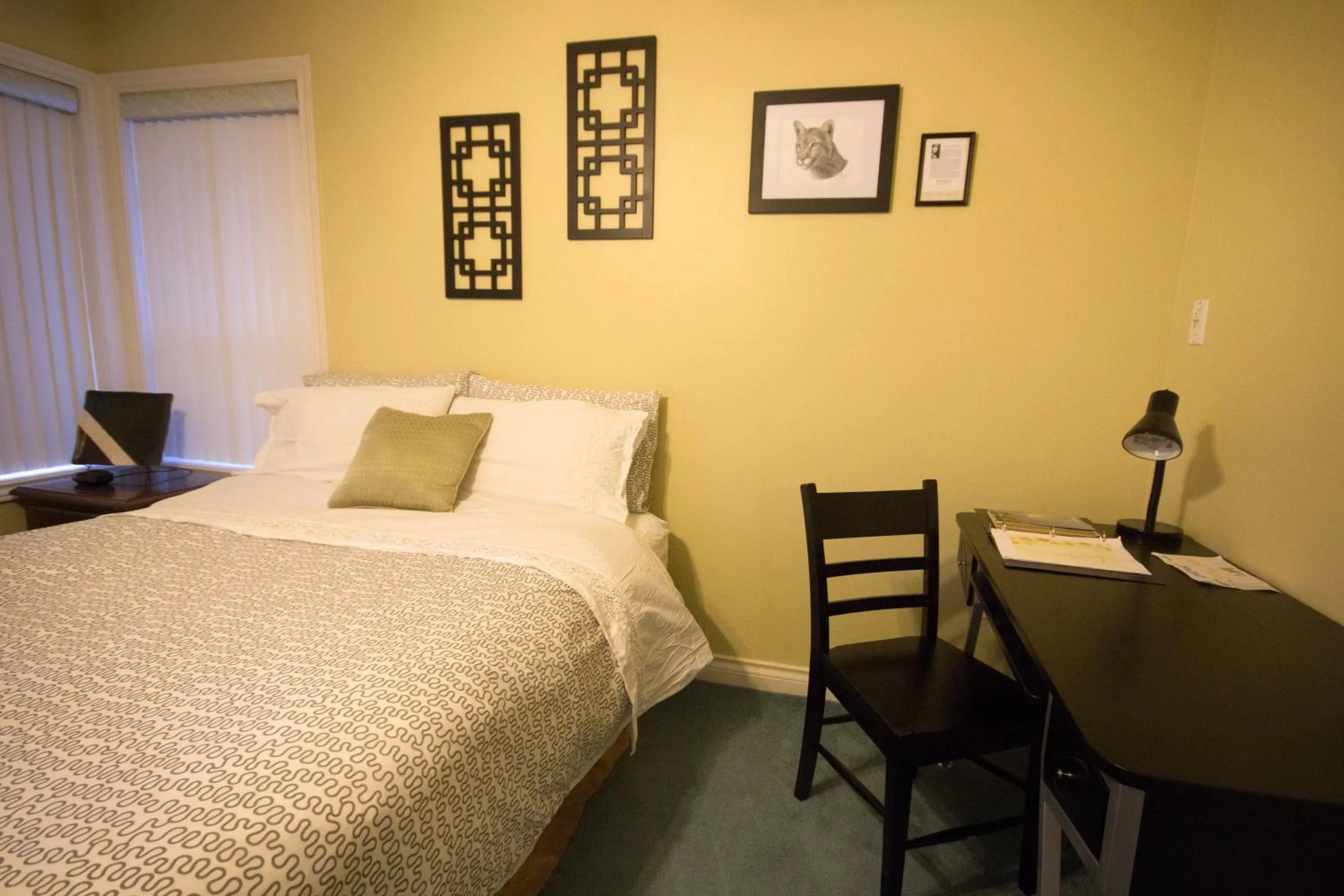 Bedroom, Bed in Eagle Close Executive B&B
