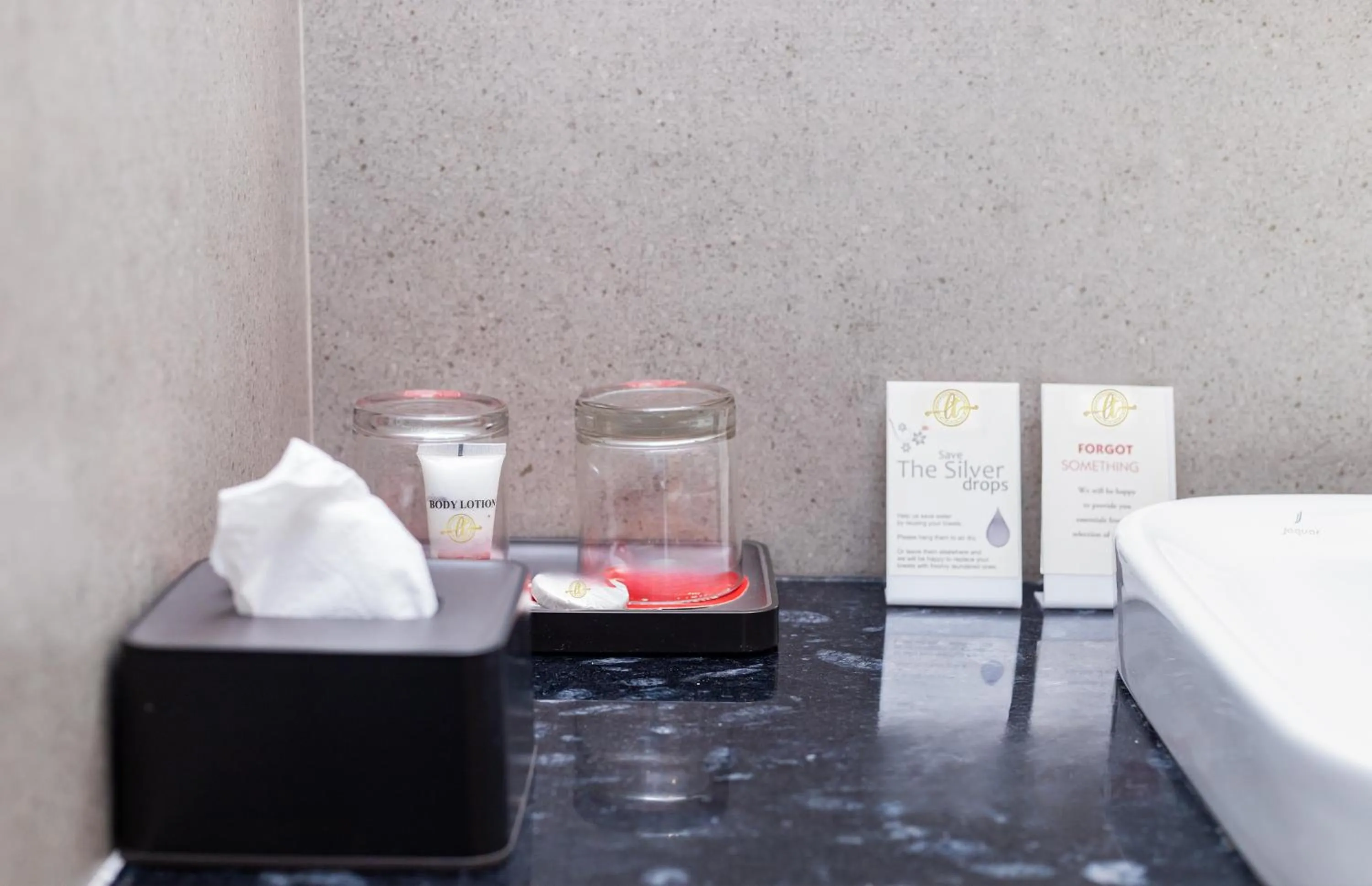 Bathroom, Bed in Hotel Anuttara